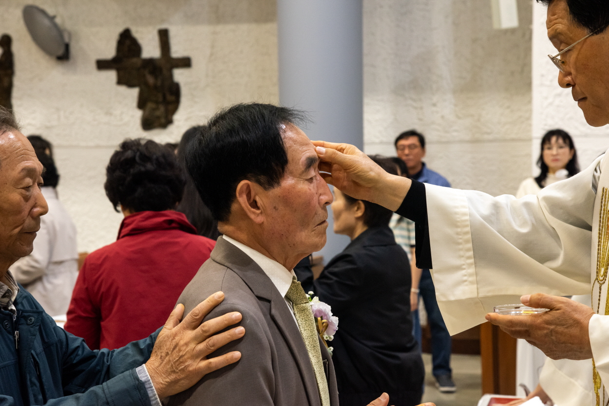 250420 세례식_기름바름 (7).jpg