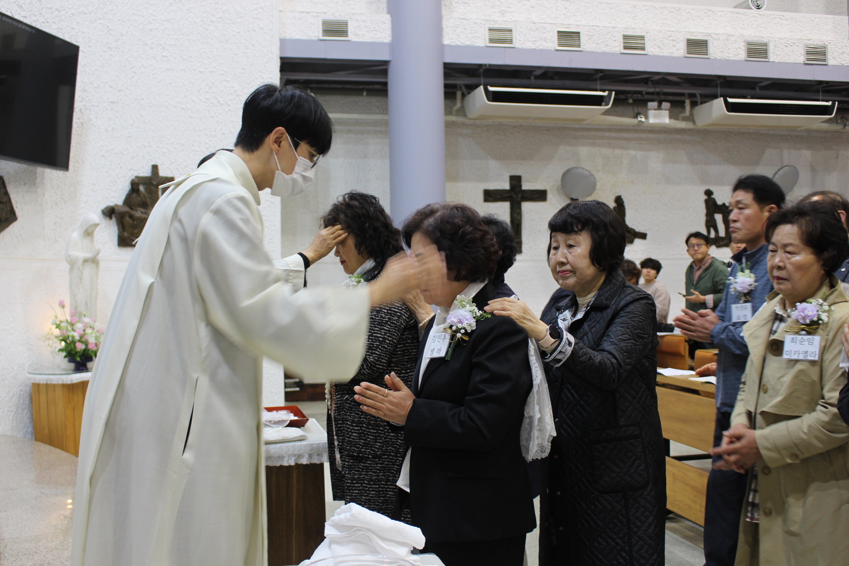 250420 세례식_기름바름 (11).JPG
