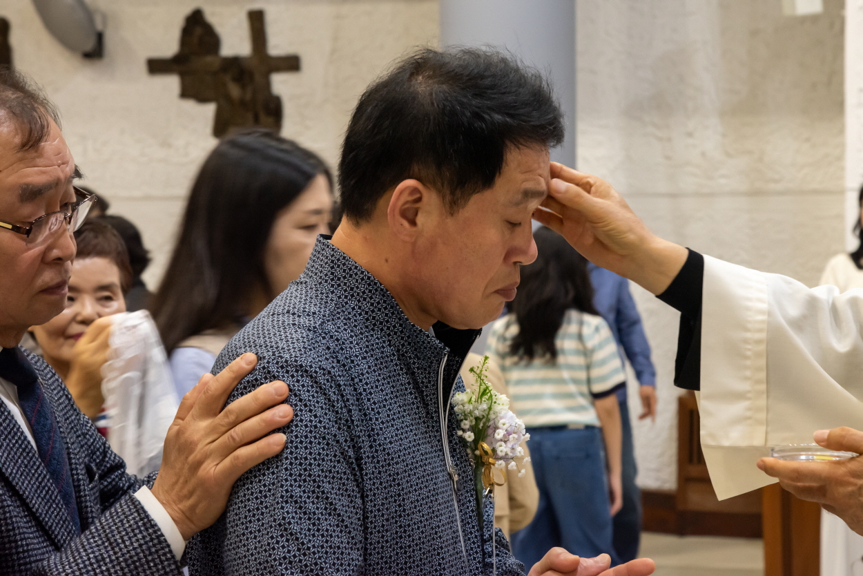 250420 세례식_기름바름 (6).jpg