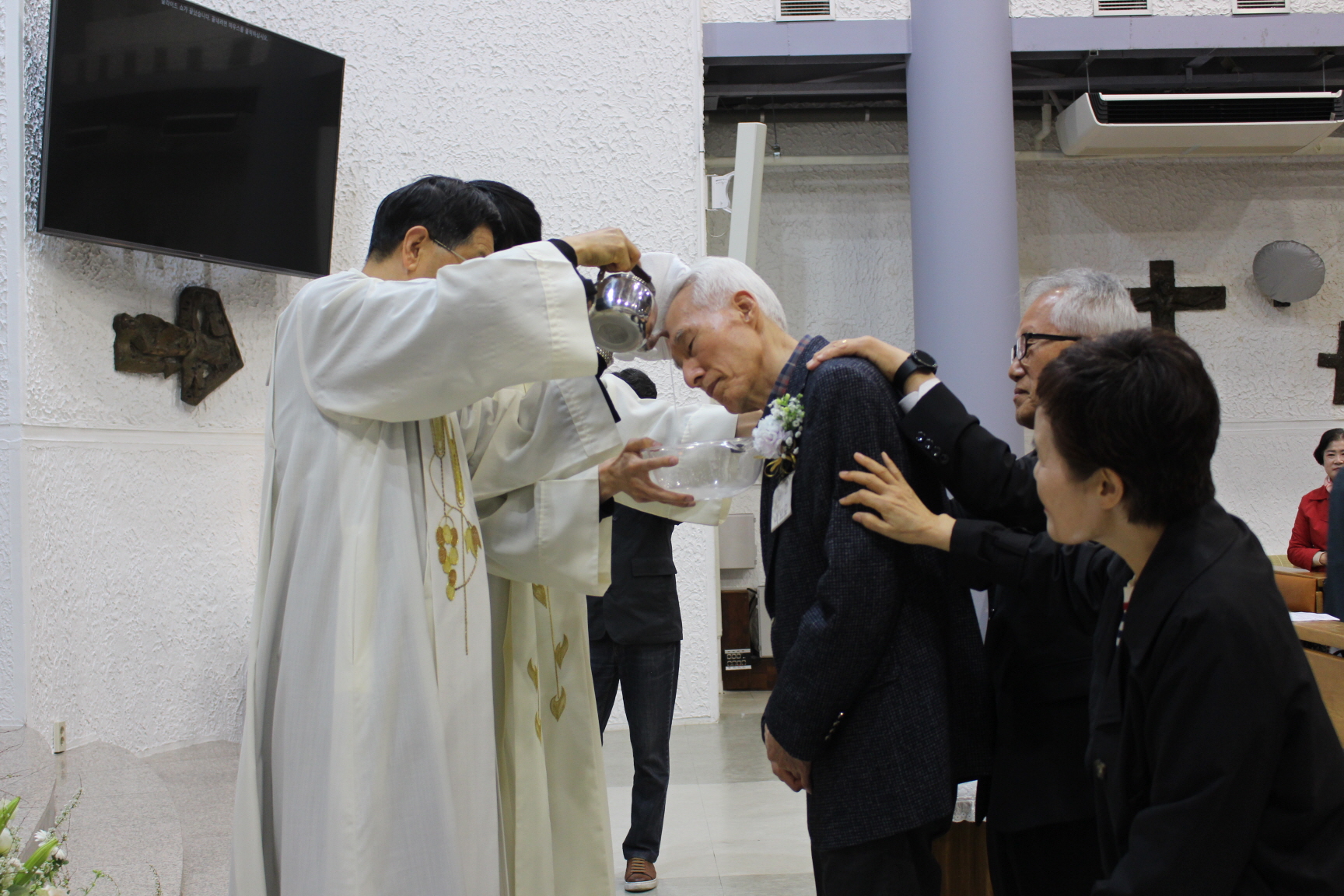 250420 세례식_물세례 (14).JPG