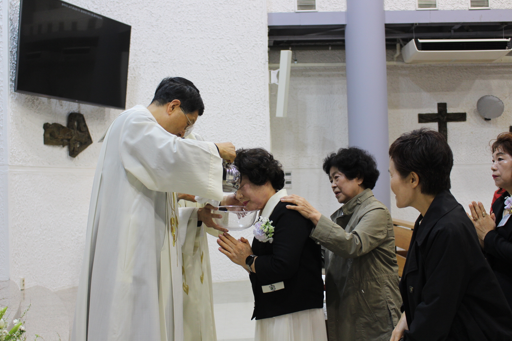 250420 세례식_물세례 (9).JPG
