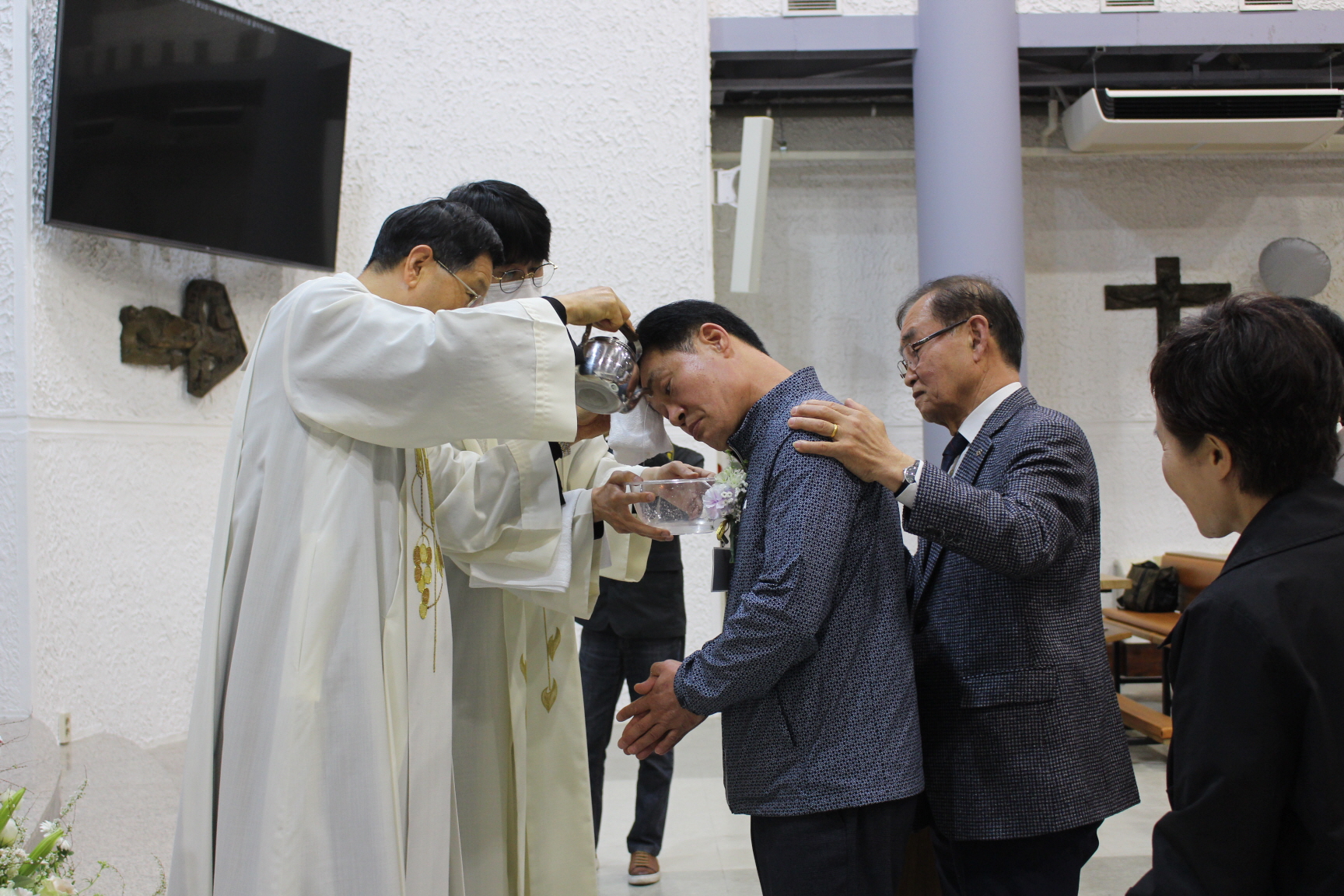 250420 세례식_물세례 (12).JPG