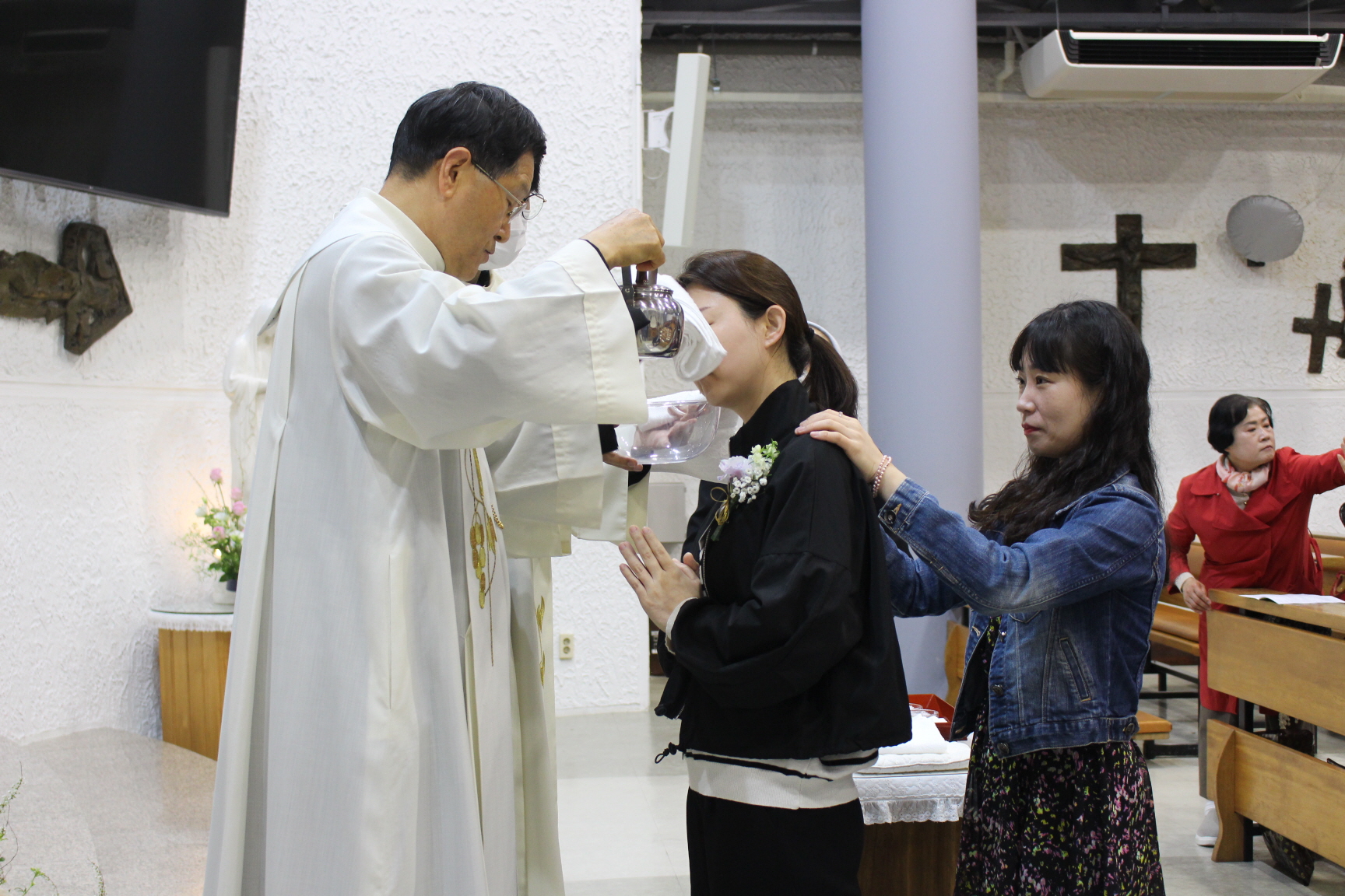 250420 세례식_물세례 (3).JPG