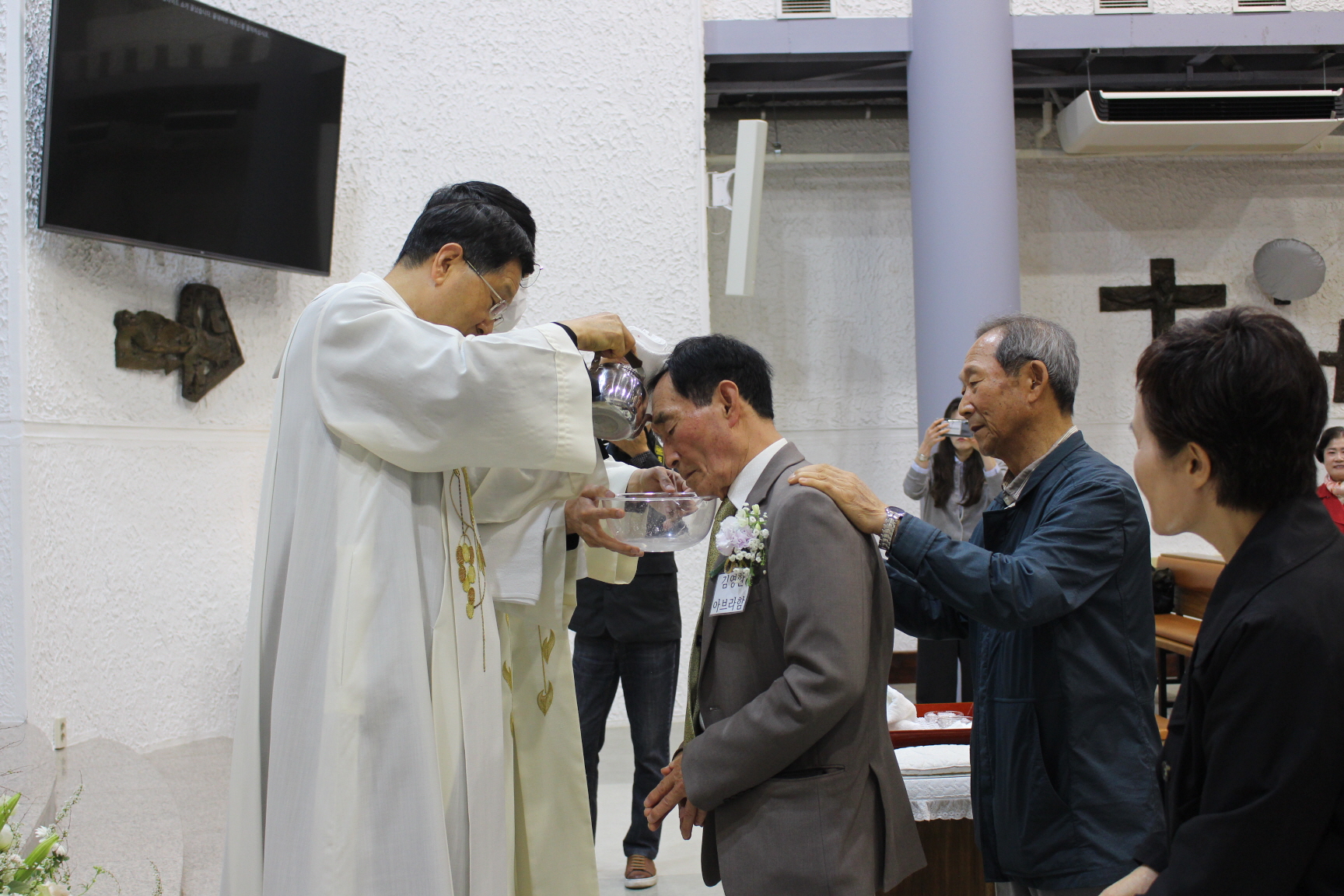 250420 세례식_물세례 (13).JPG