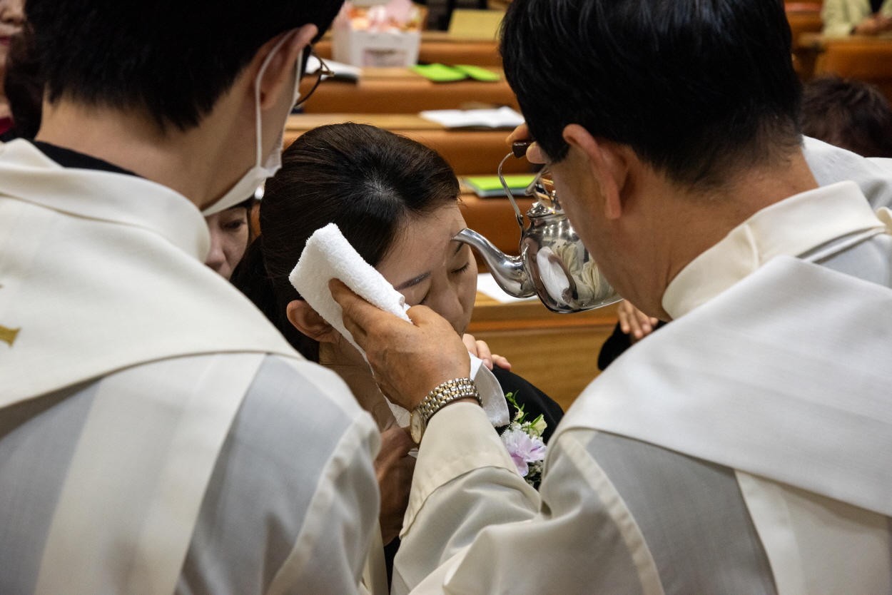 250420 세례식_물세례 (15).jpg
