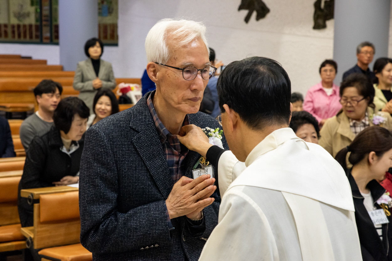 250420 세례식_기름바름 (3).jpg