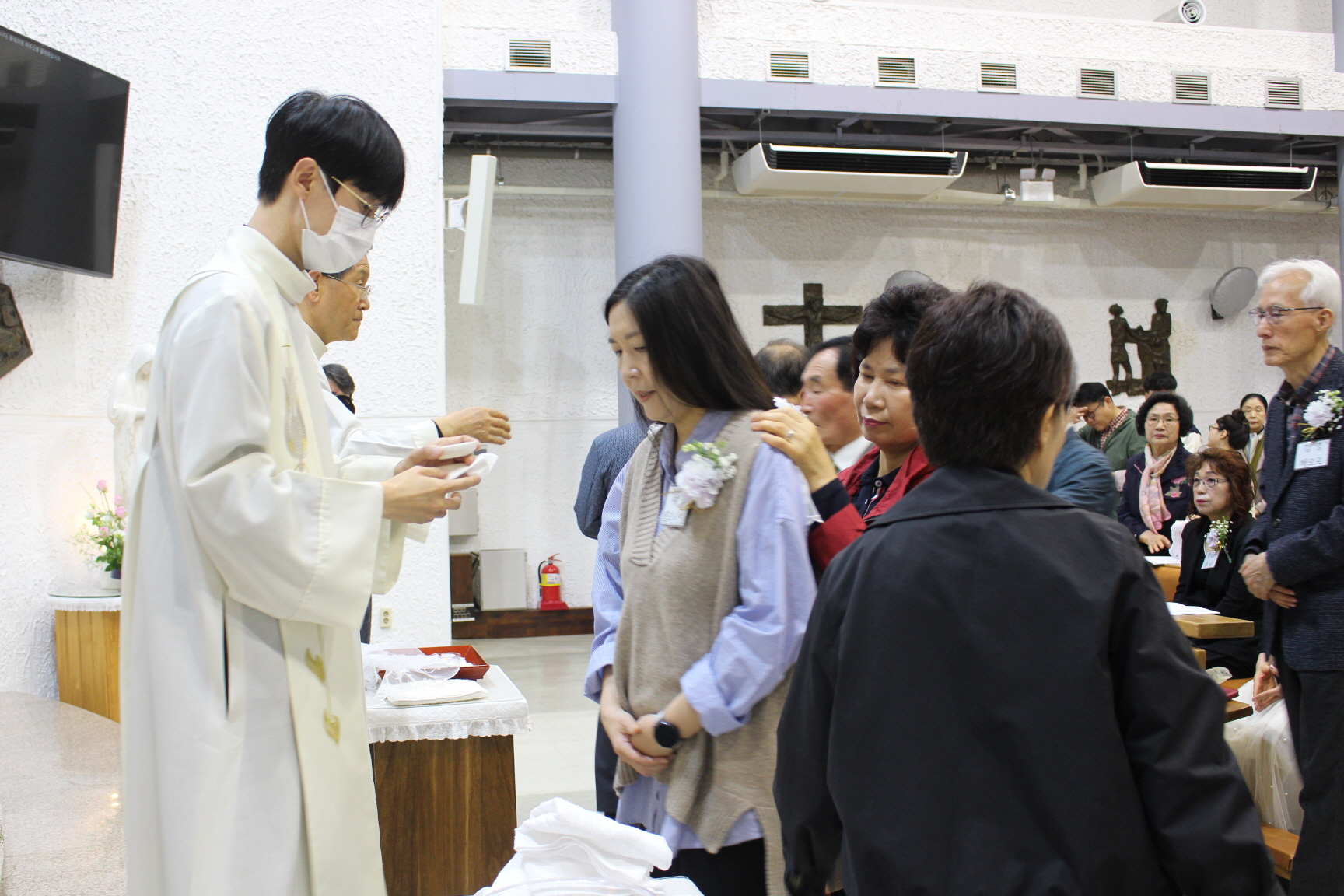 250420 세례식_기름바름 (13).JPG