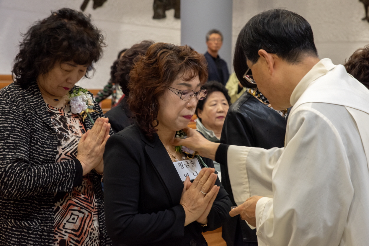 250420 세례식_기름바름 (14).jpg