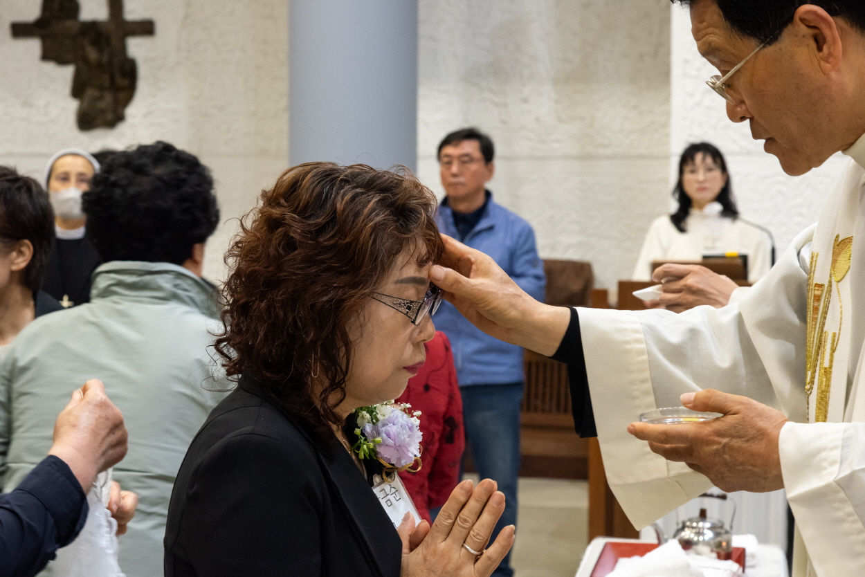 250420 세례식_기름바름 (4).jpg