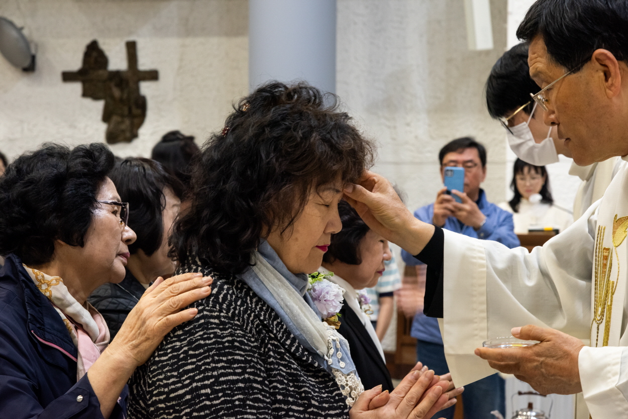 250420 세례식_기름바름 (5).jpg