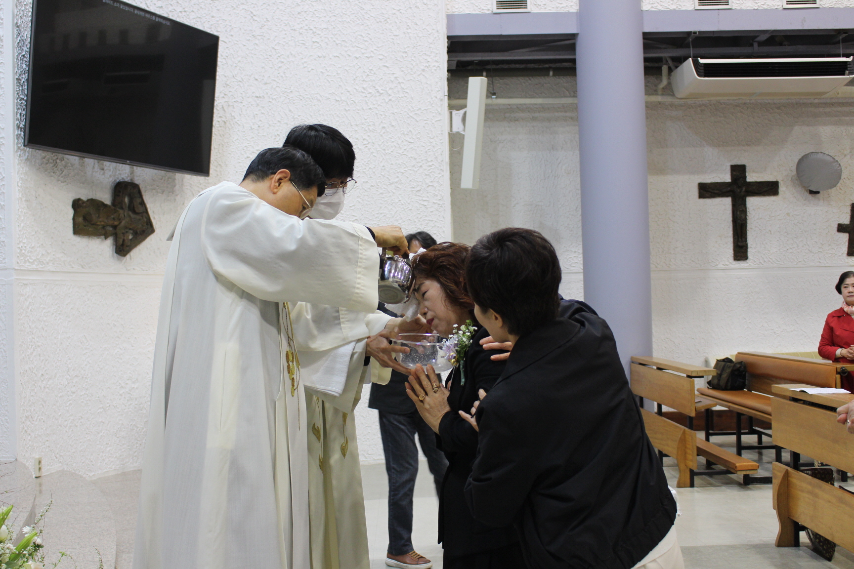 250420 세례식_물세례 (10).JPG