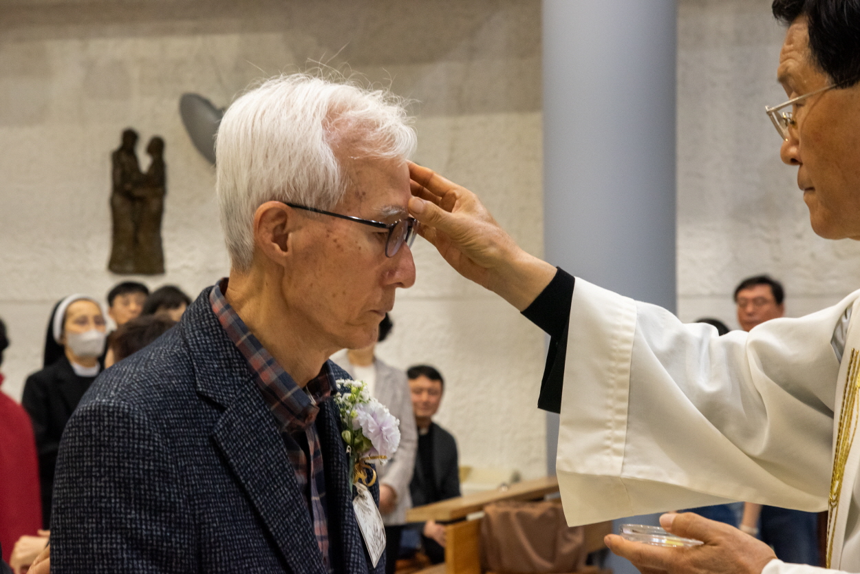 250420 세례식_기름바름 (8).jpg