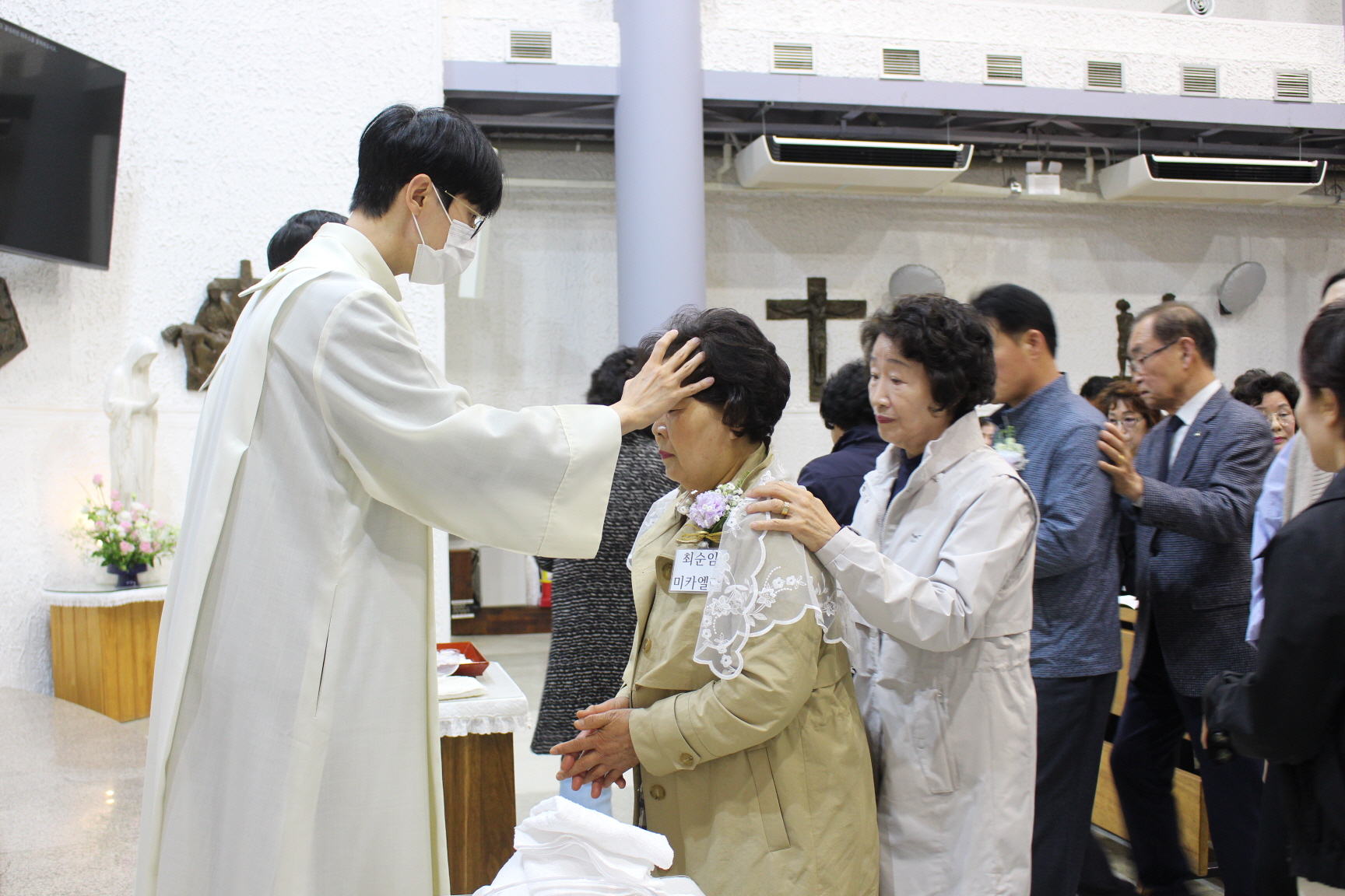 250420 세례식_기름바름 (12).JPG
