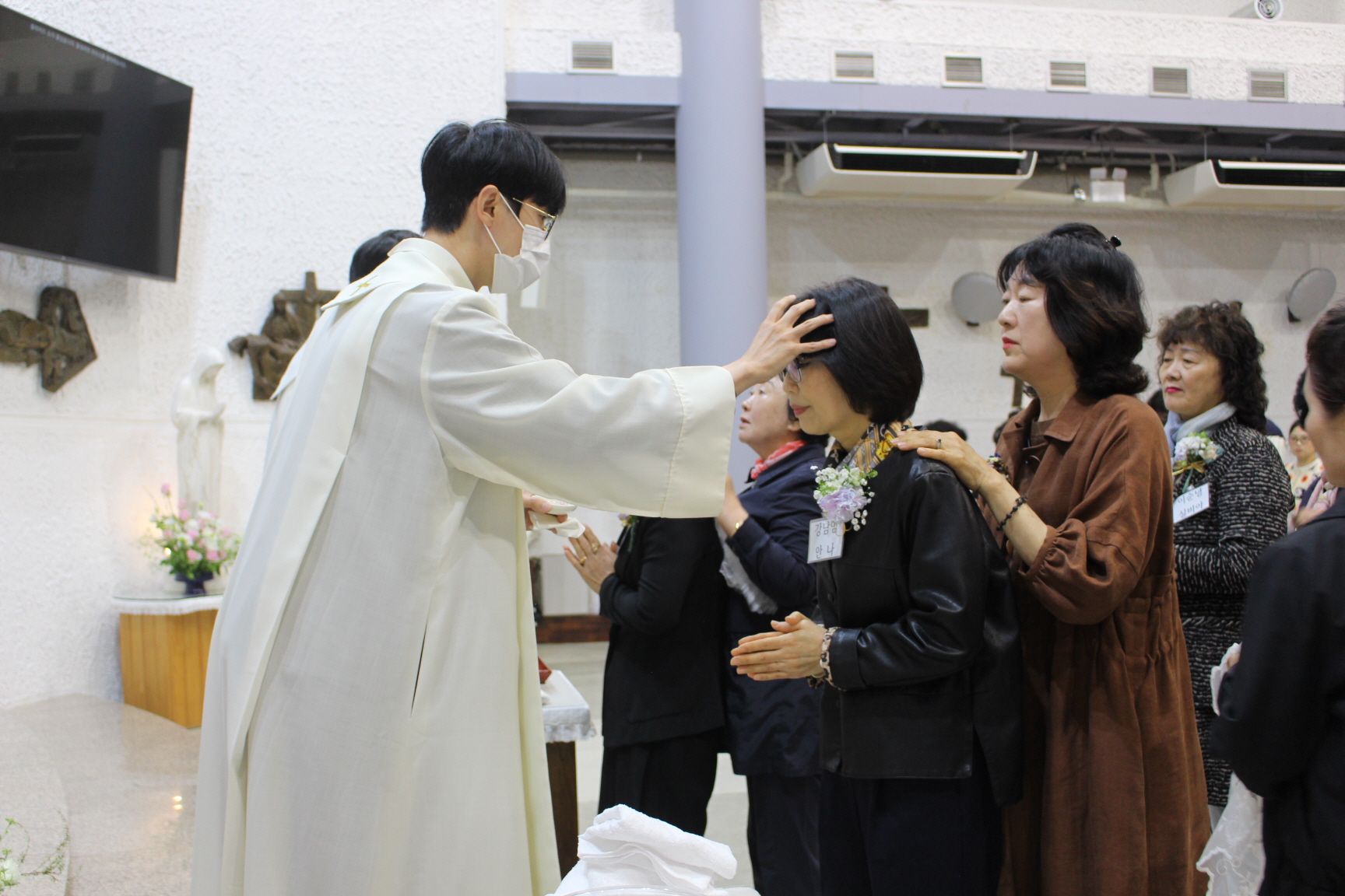 250420 세례식_기름바름 (10).JPG