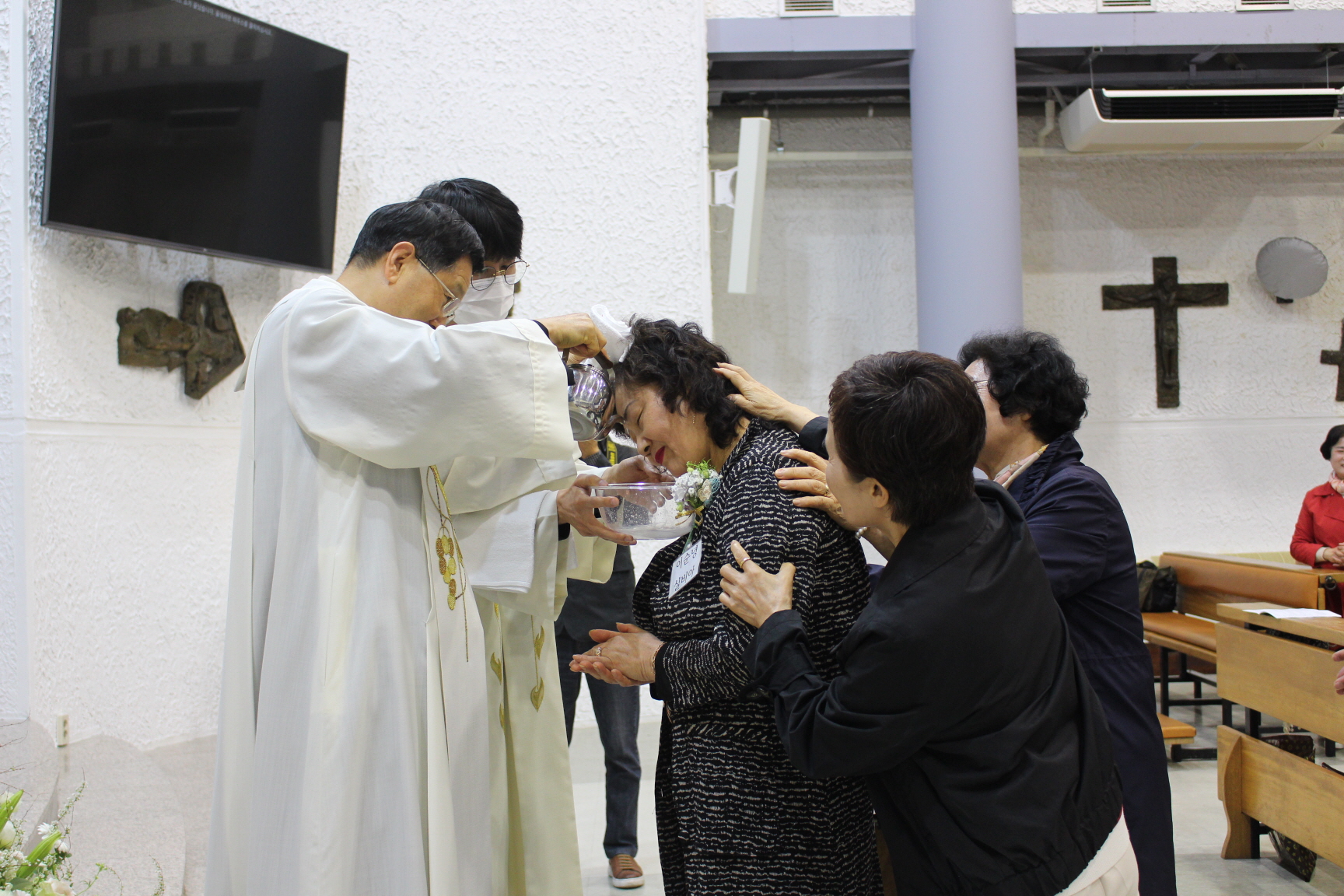 250420 세례식_물세례 (11).JPG