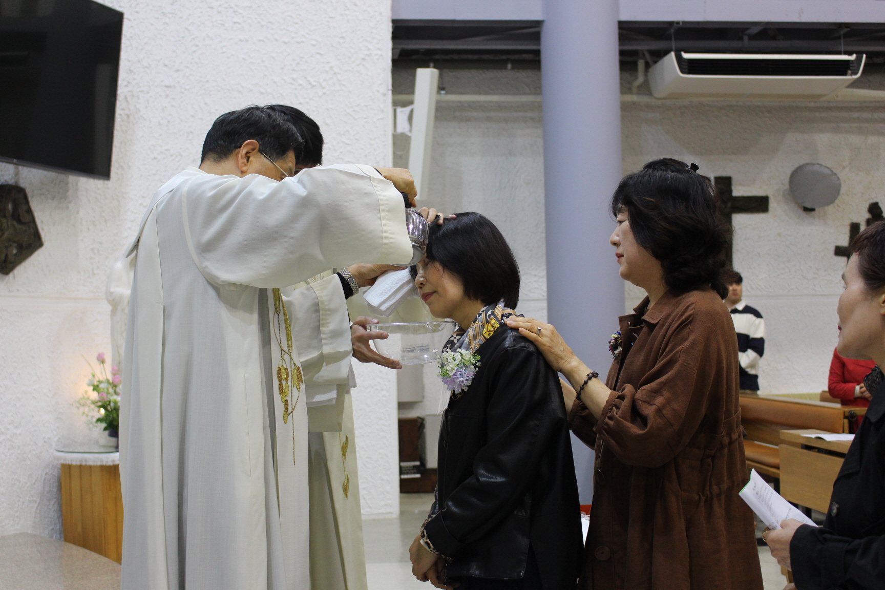 250420 세례식_물세례 (5).JPG