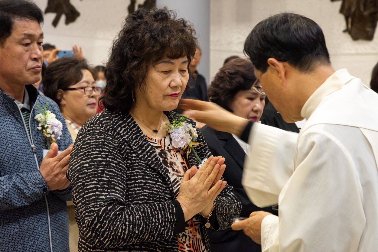 250420 세례식_기름바름 (1).jpg