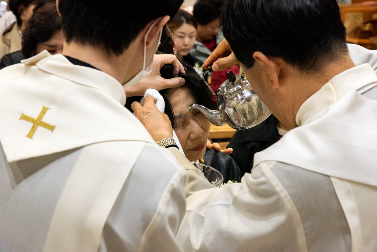 250420 세례식_물세례 (17).jpg