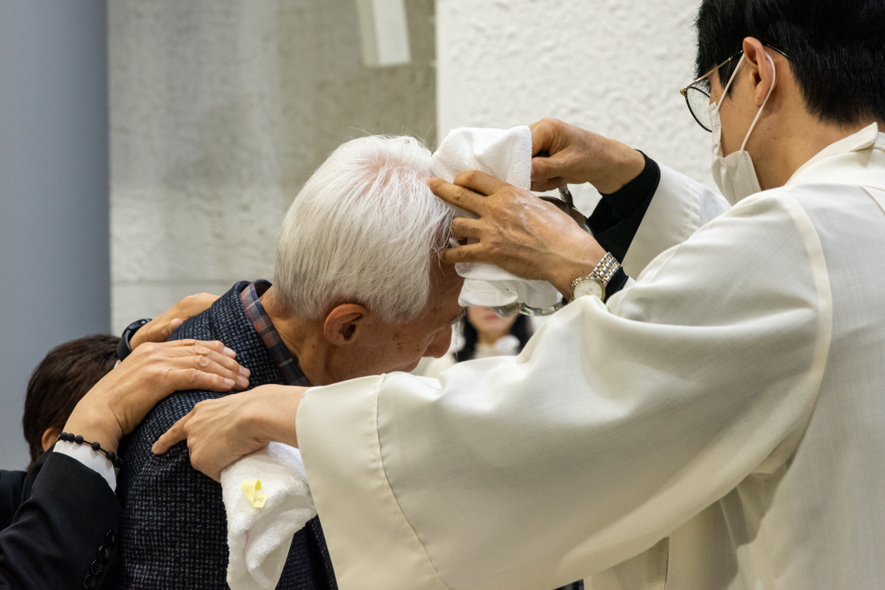 250420 세례식_물세례 (1).jpg