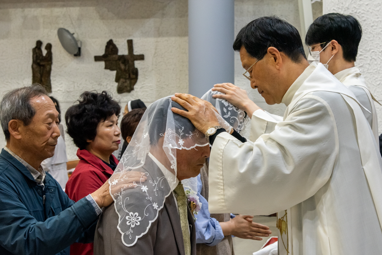 250420 세례식_안수 (6).jpg