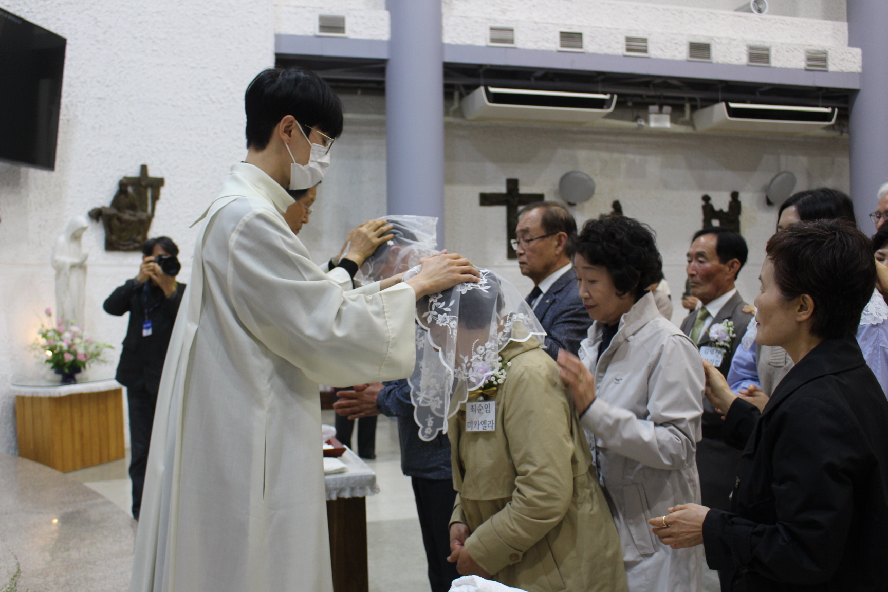 250420 세례식_안수 (12).JPG