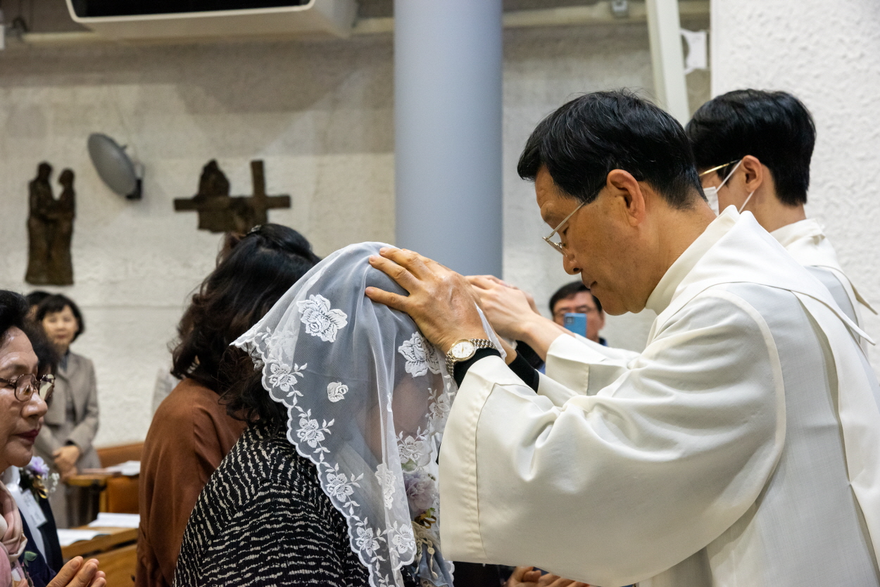 250420 세례식_안수 (4).jpg