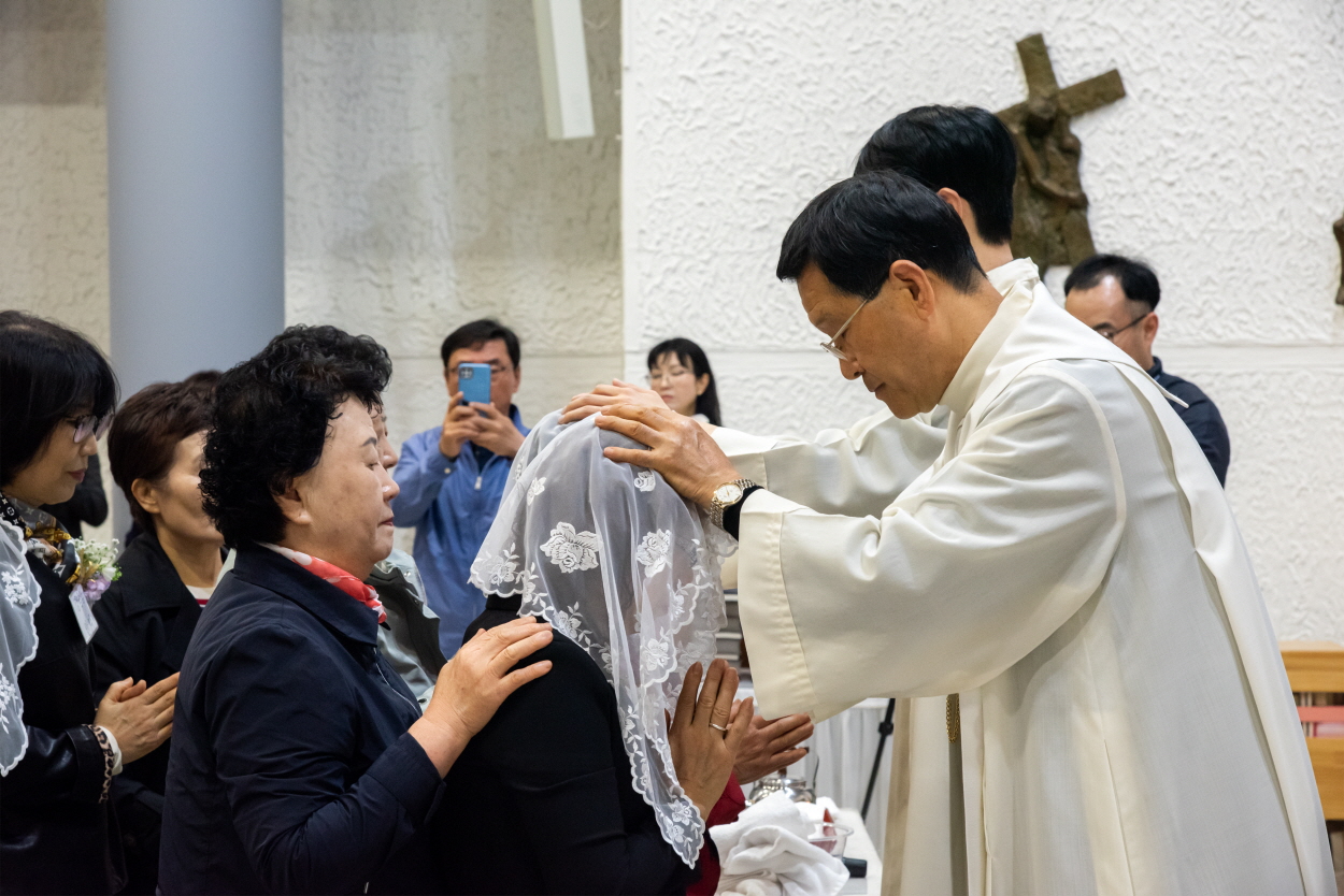 250420 세례식_안수 (3).jpg