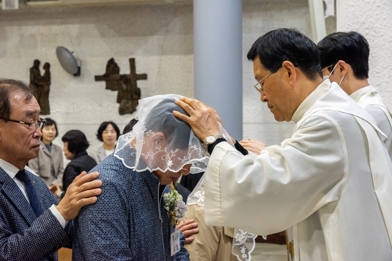 250420 세례식_안수 (5).jpg