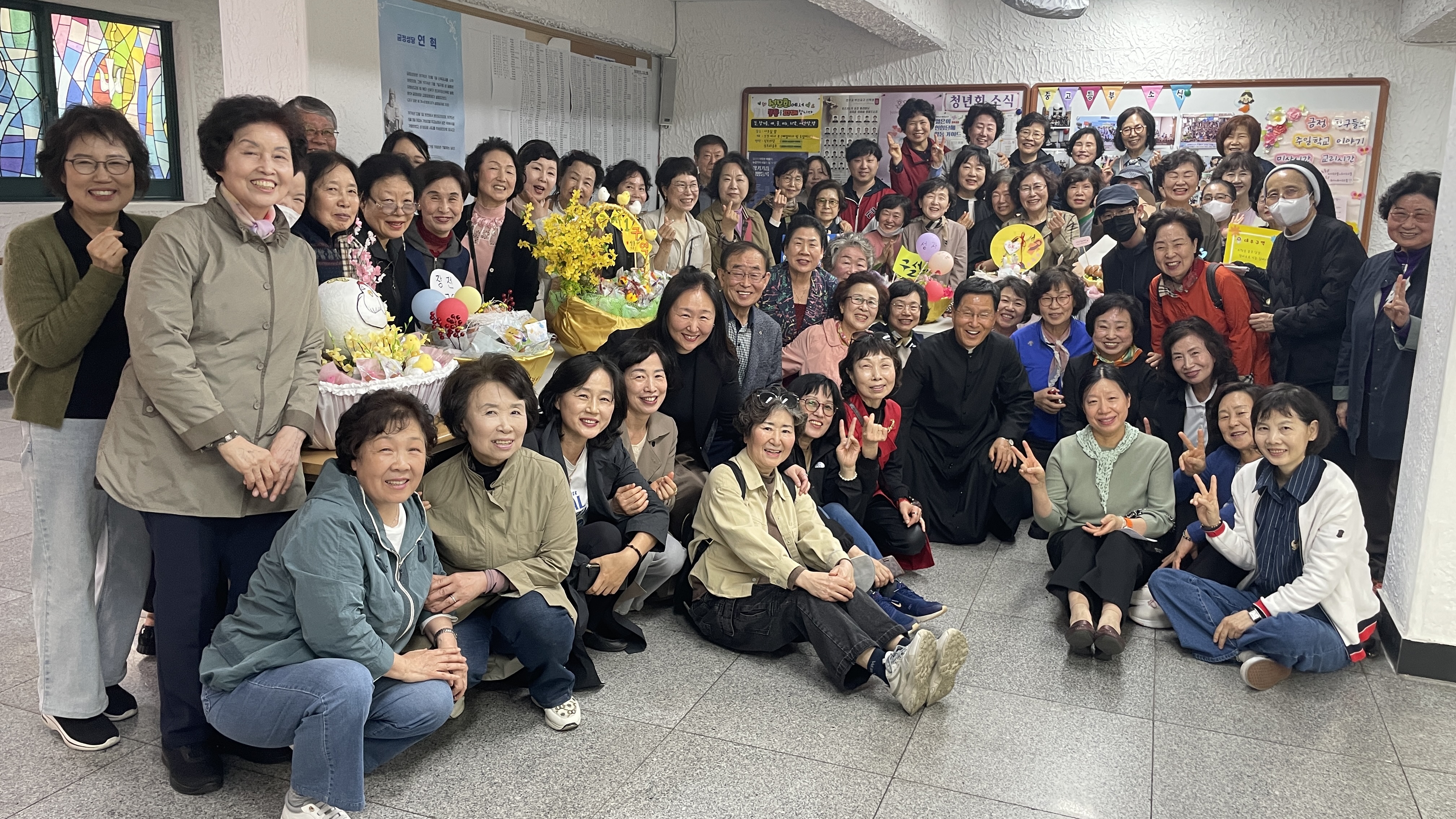 250419 부활계란전시 단체사진 (1).jpg