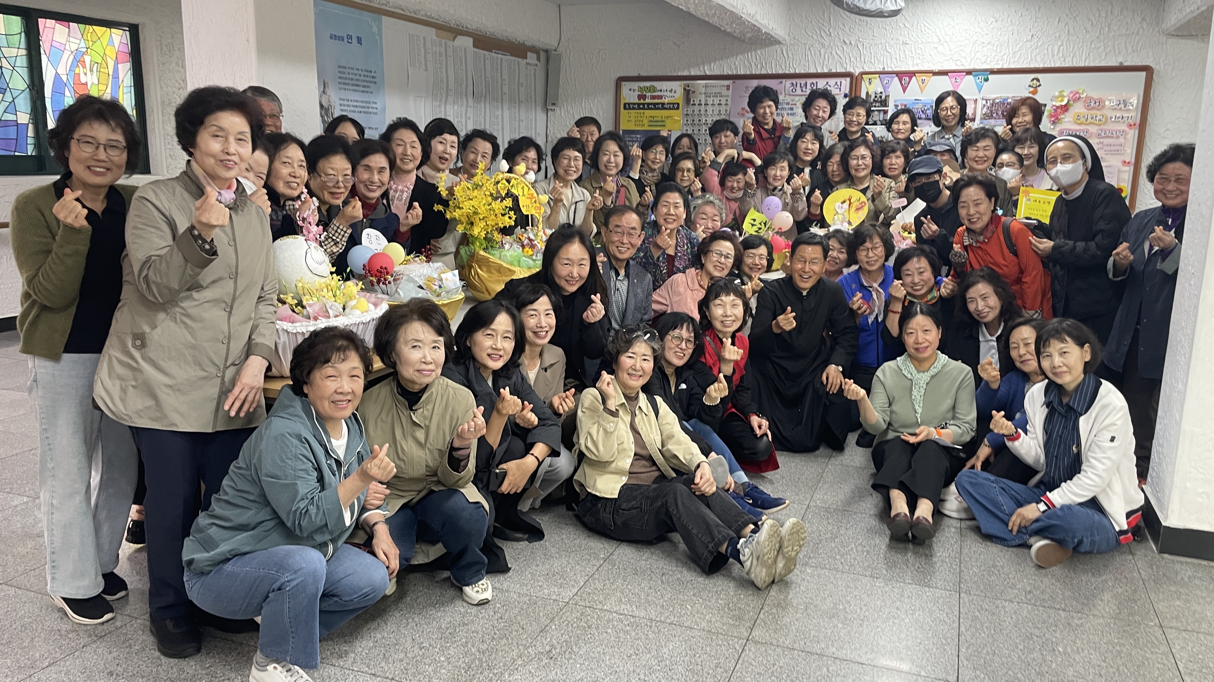 250419 부활계란전시 단체사진 (2).jpg