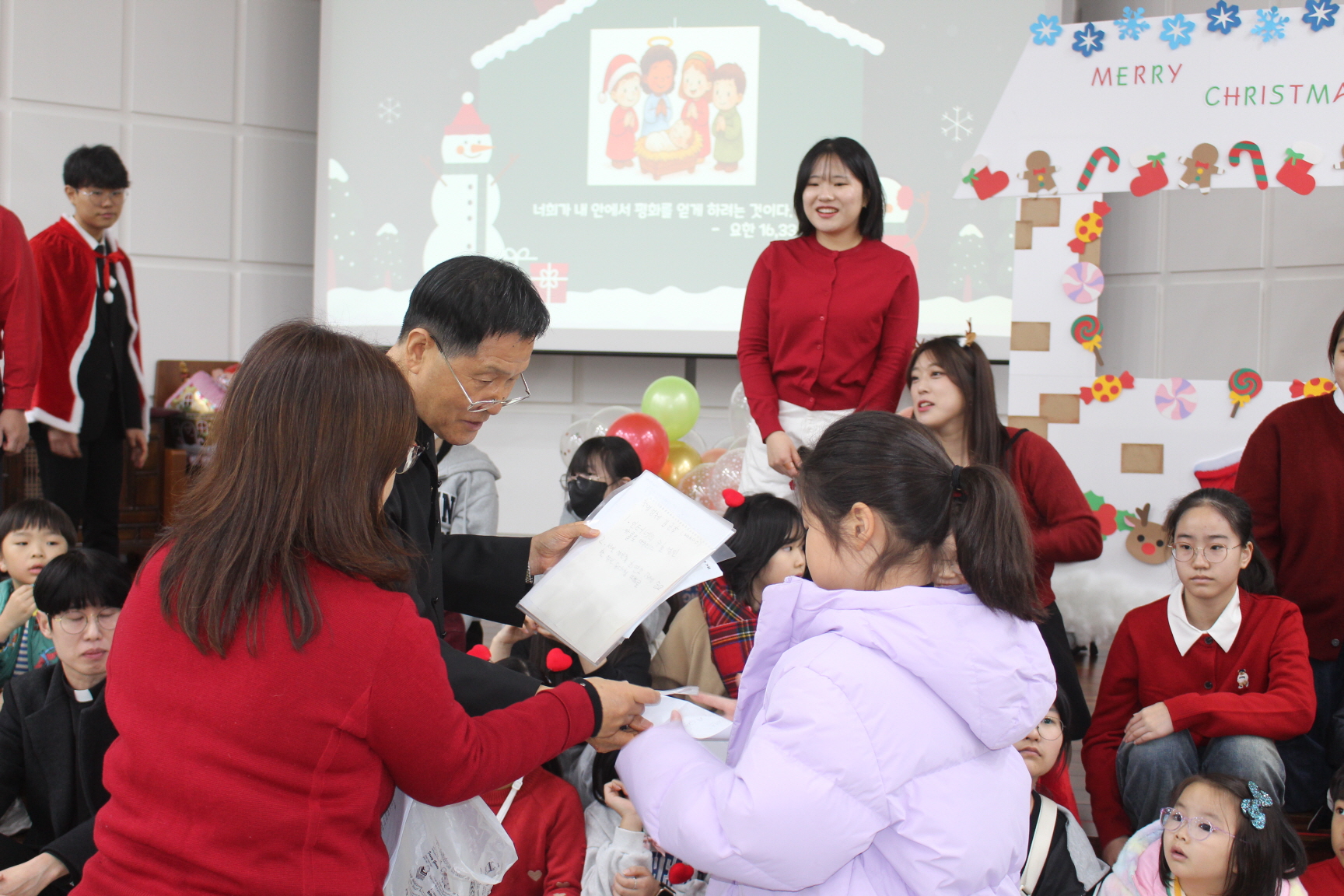 251220 성탄제_주임신부님과함께 (6).JPG