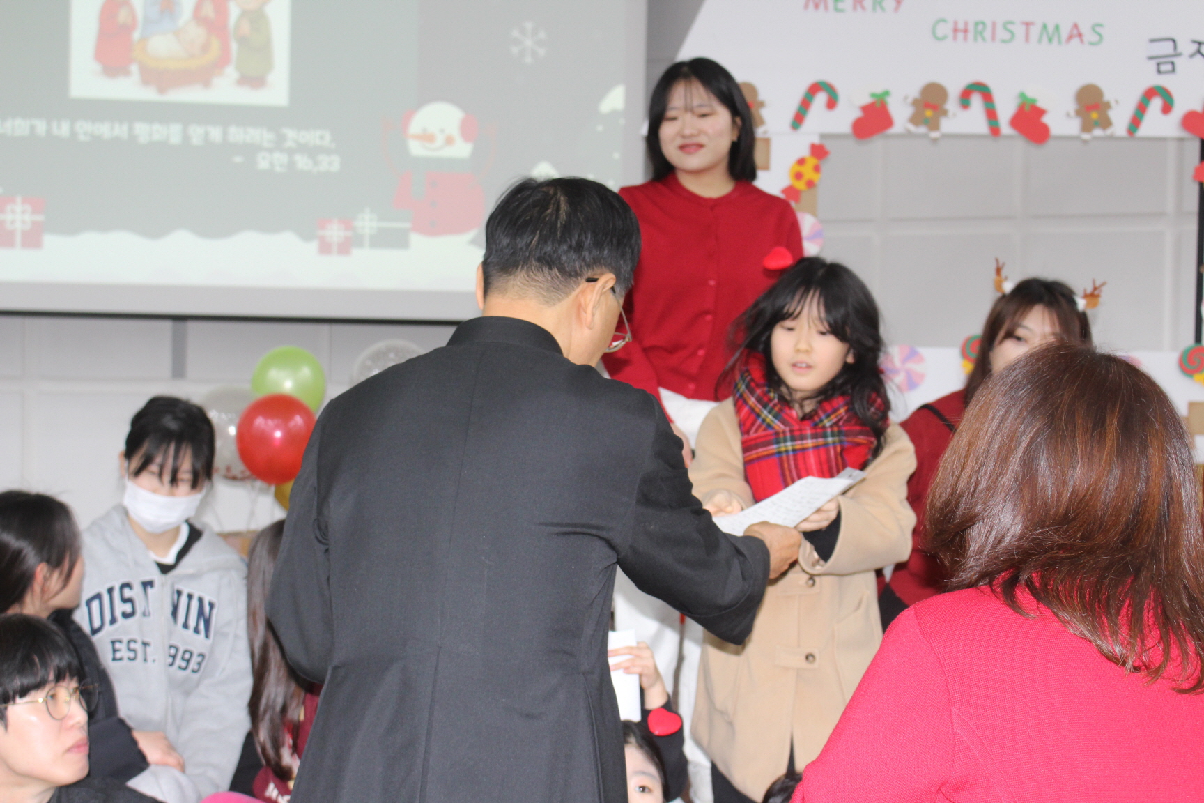 251220 성탄제_주임신부님과함께 (1).JPG