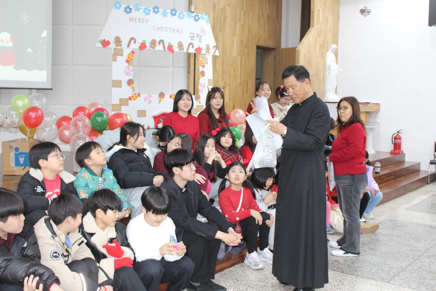251220 성탄제_주임신부님과함께 (3).JPG