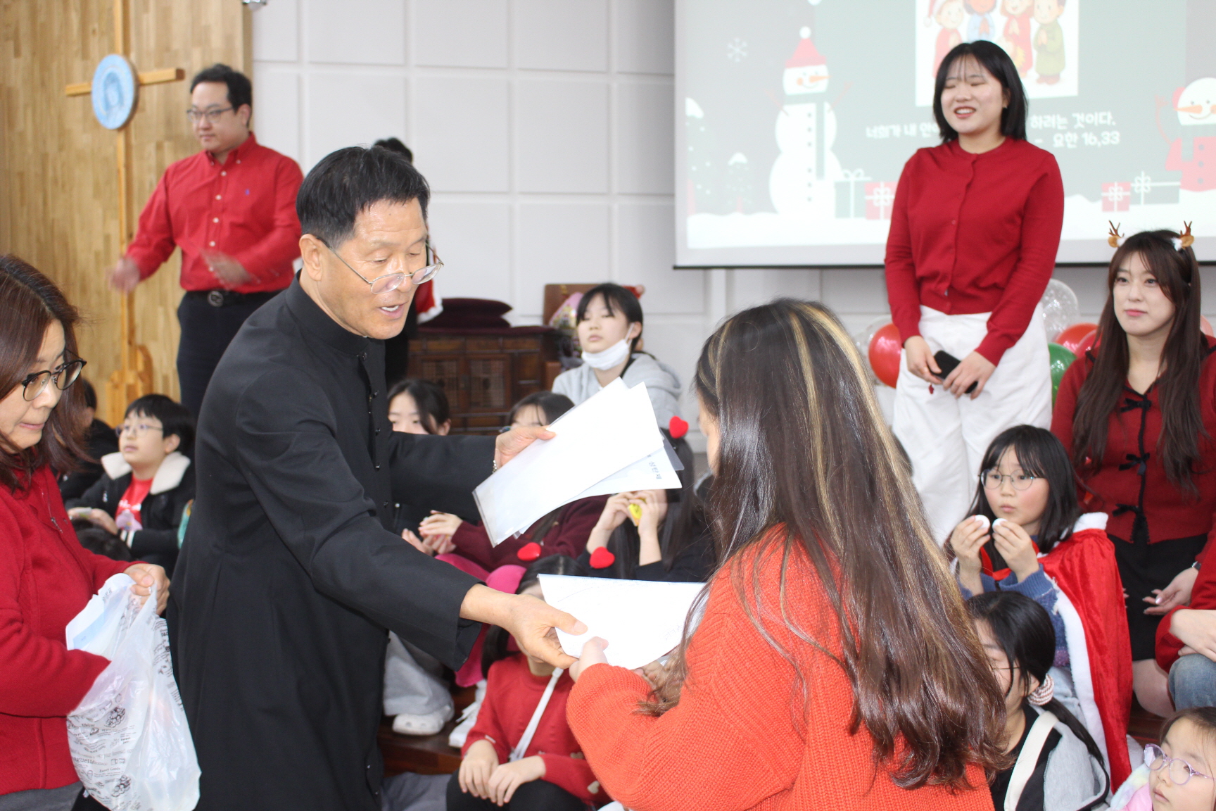 251220 성탄제_주임신부님과함께 (5).JPG
