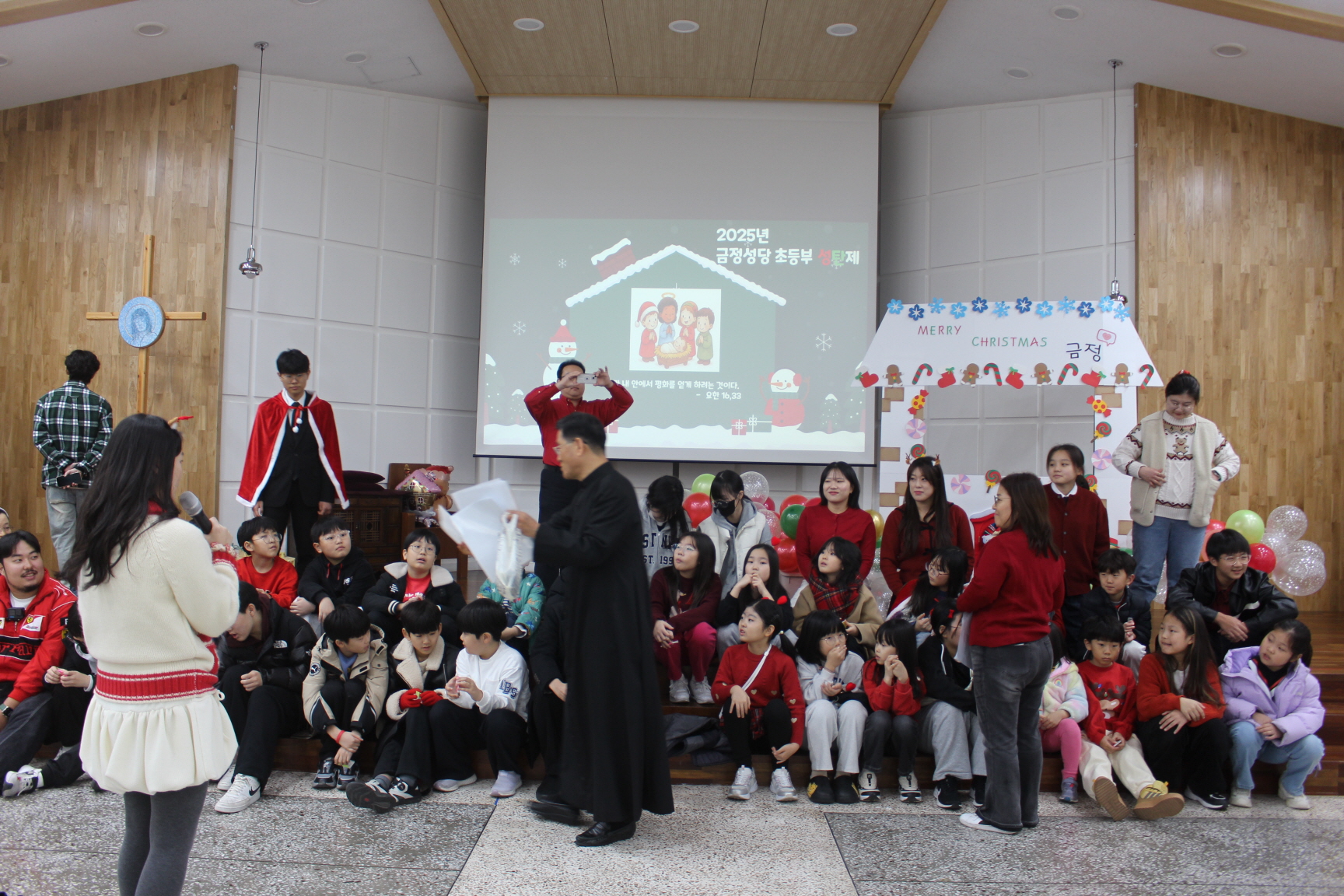 251220 성탄제_주임신부님과함께 (2).JPG