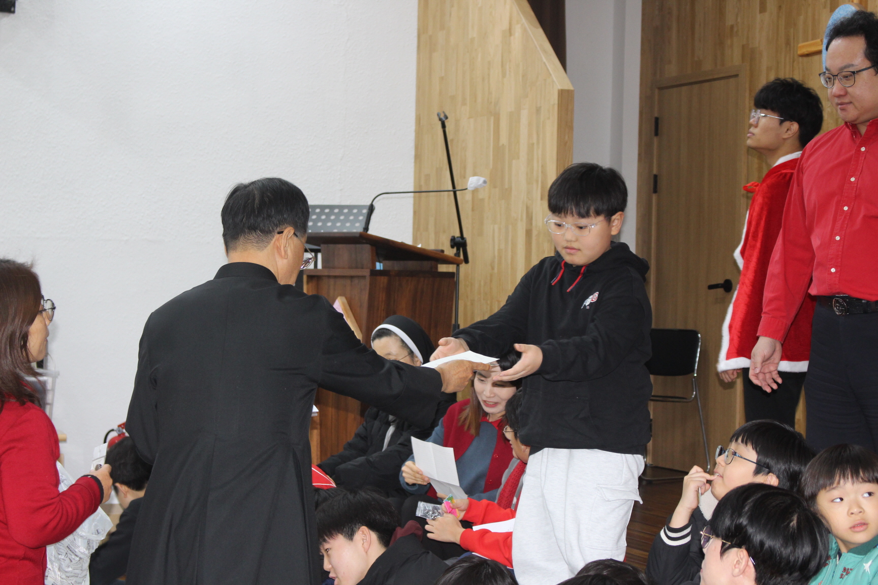 251220 성탄제_주임신부님과함께 (7).JPG