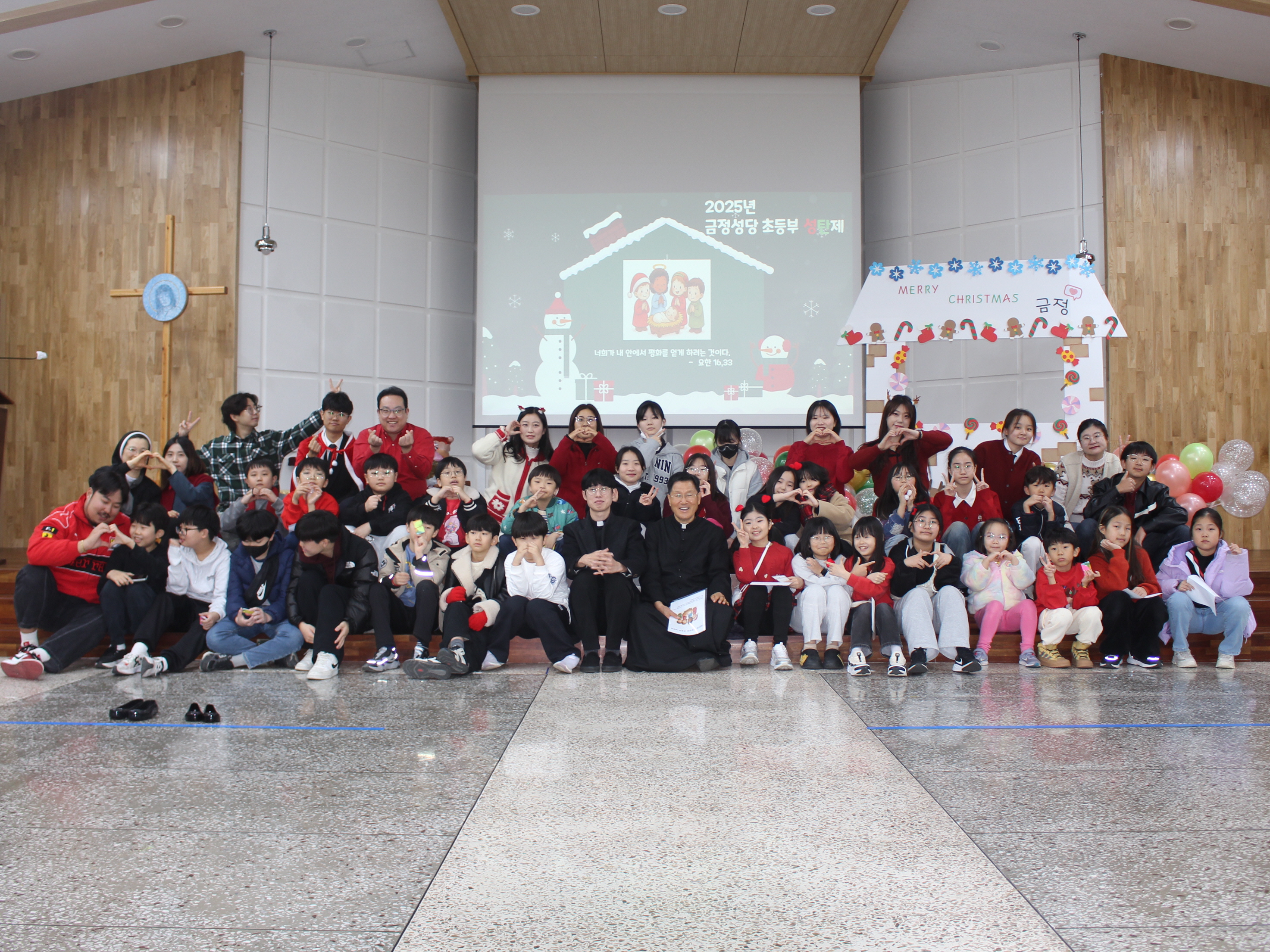 251220 성탄제 단체사진 (3).JPG