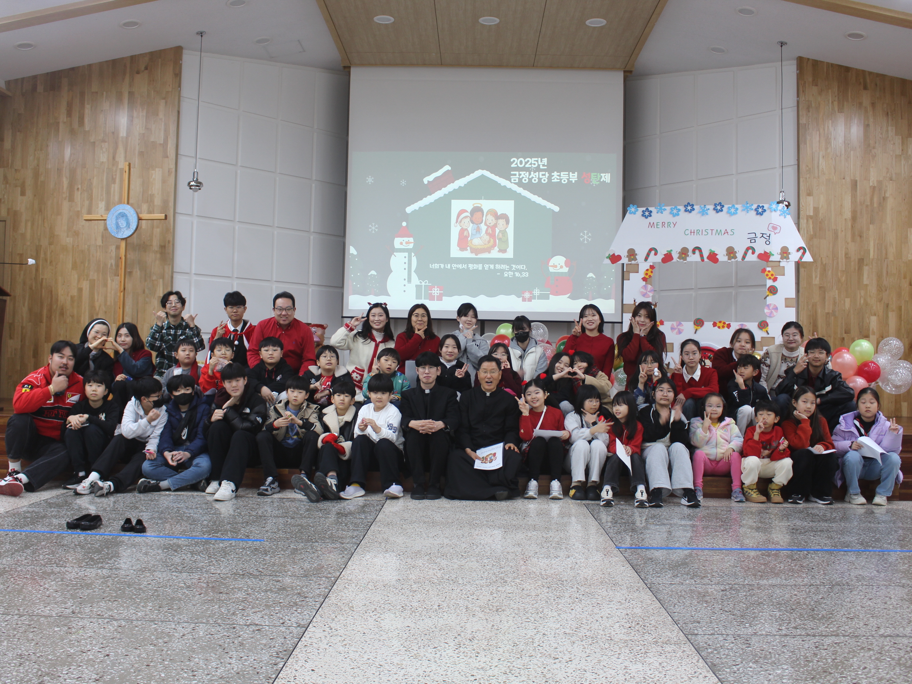 251220 성탄제 단체사진 (2).JPG