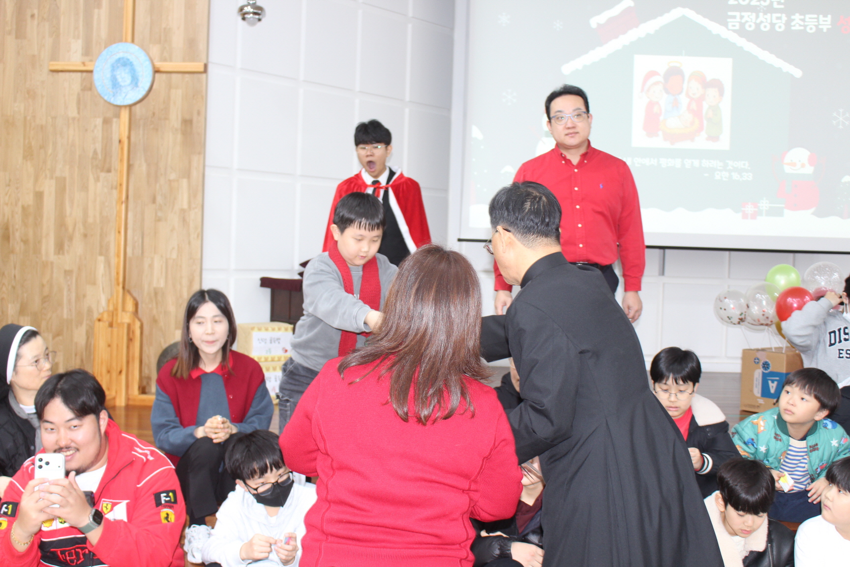 251220 성탄제_주임신부님과함께 (4).JPG
