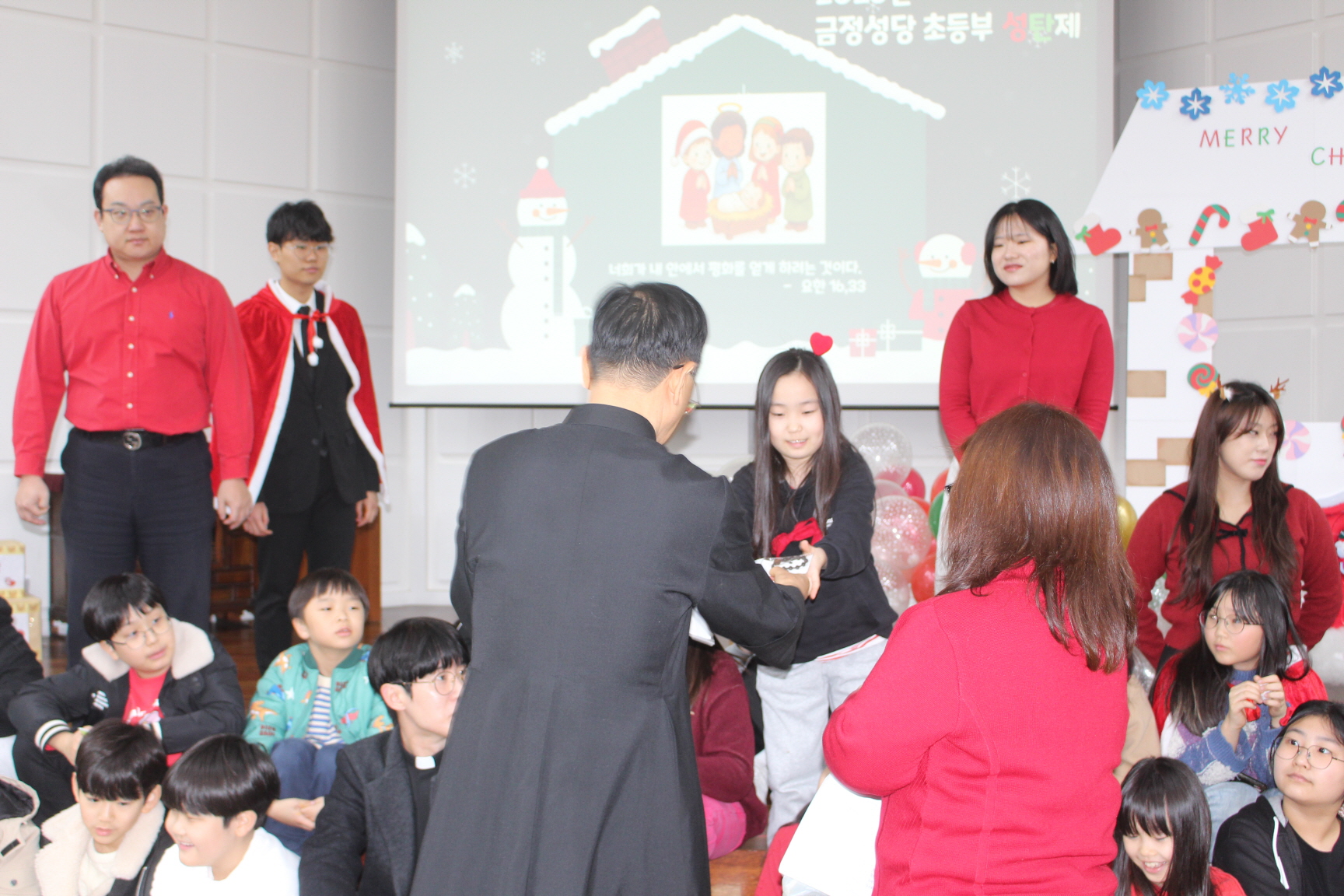 251220 성탄제_주임신부님과함께 (8).JPG