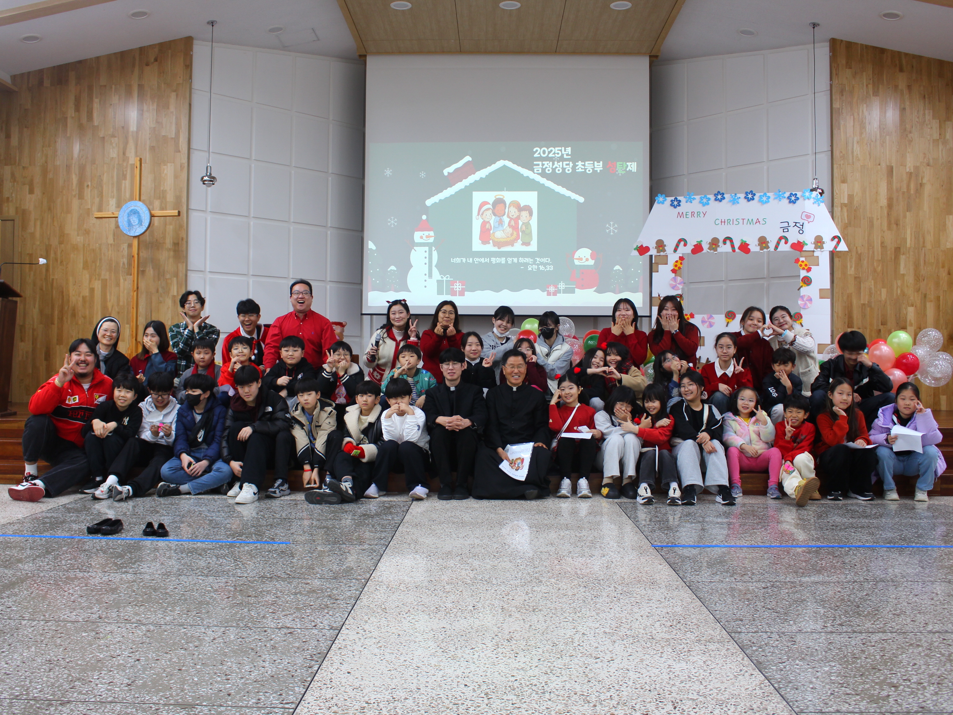 251220 성탄제 단체사진 (1).JPG