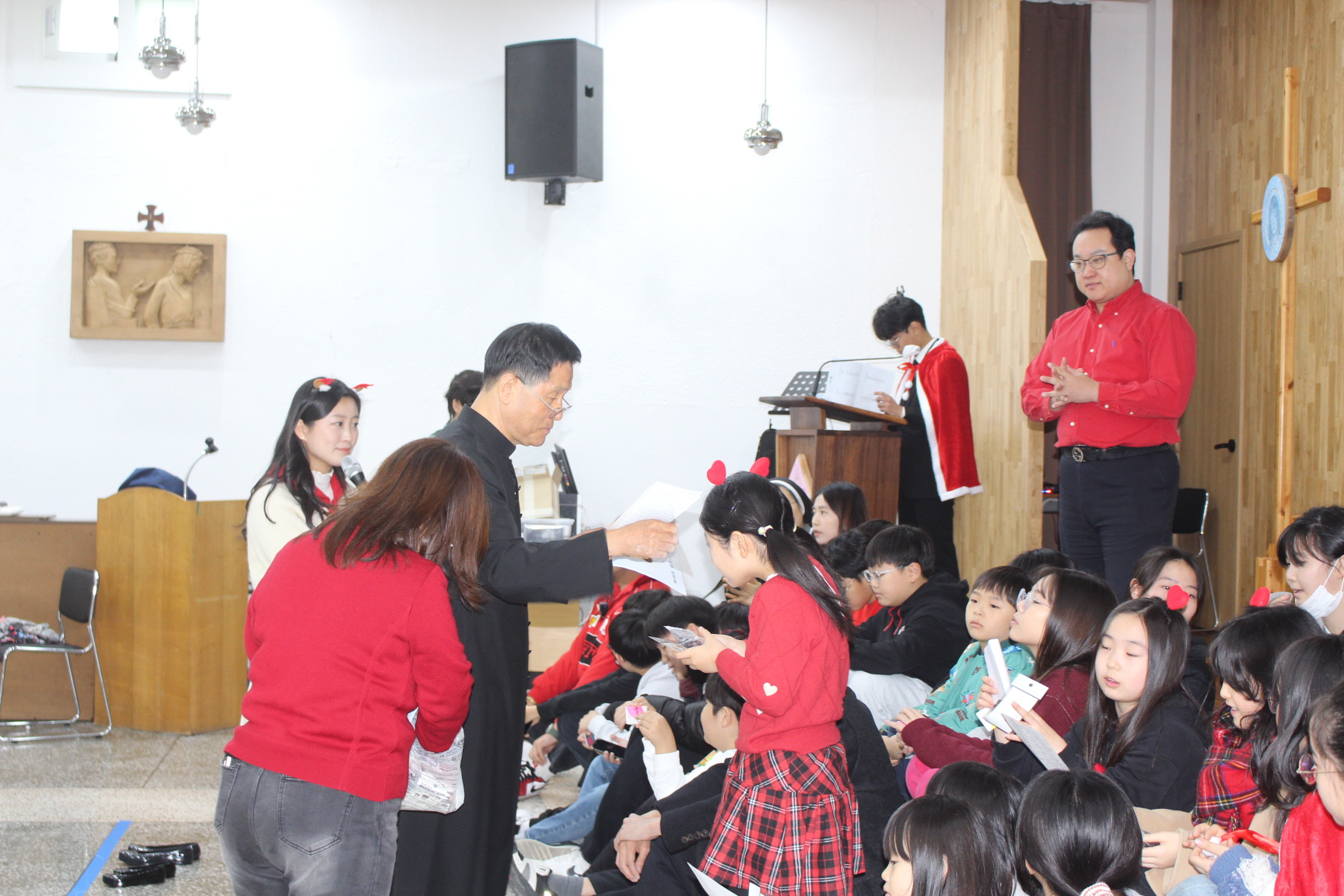 251220 성탄제_주임신부님과함께.JPG