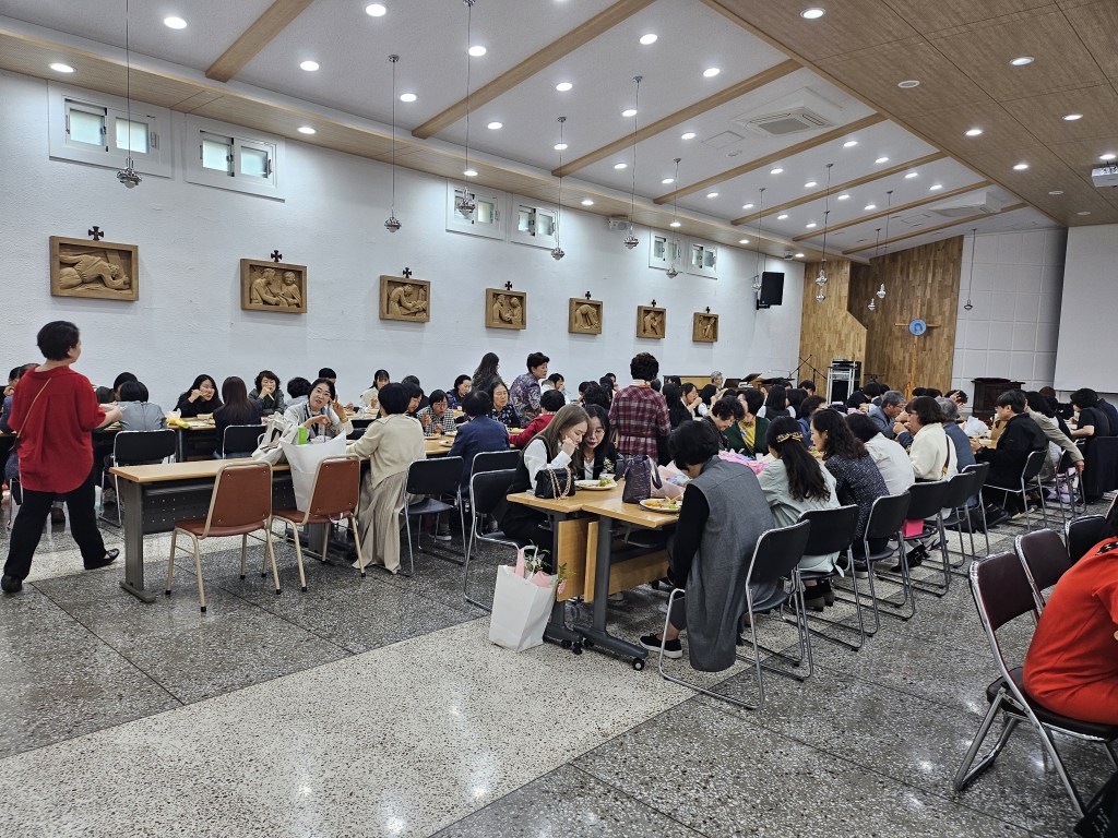 2410274 본당의날 점심식사 (7).jpg