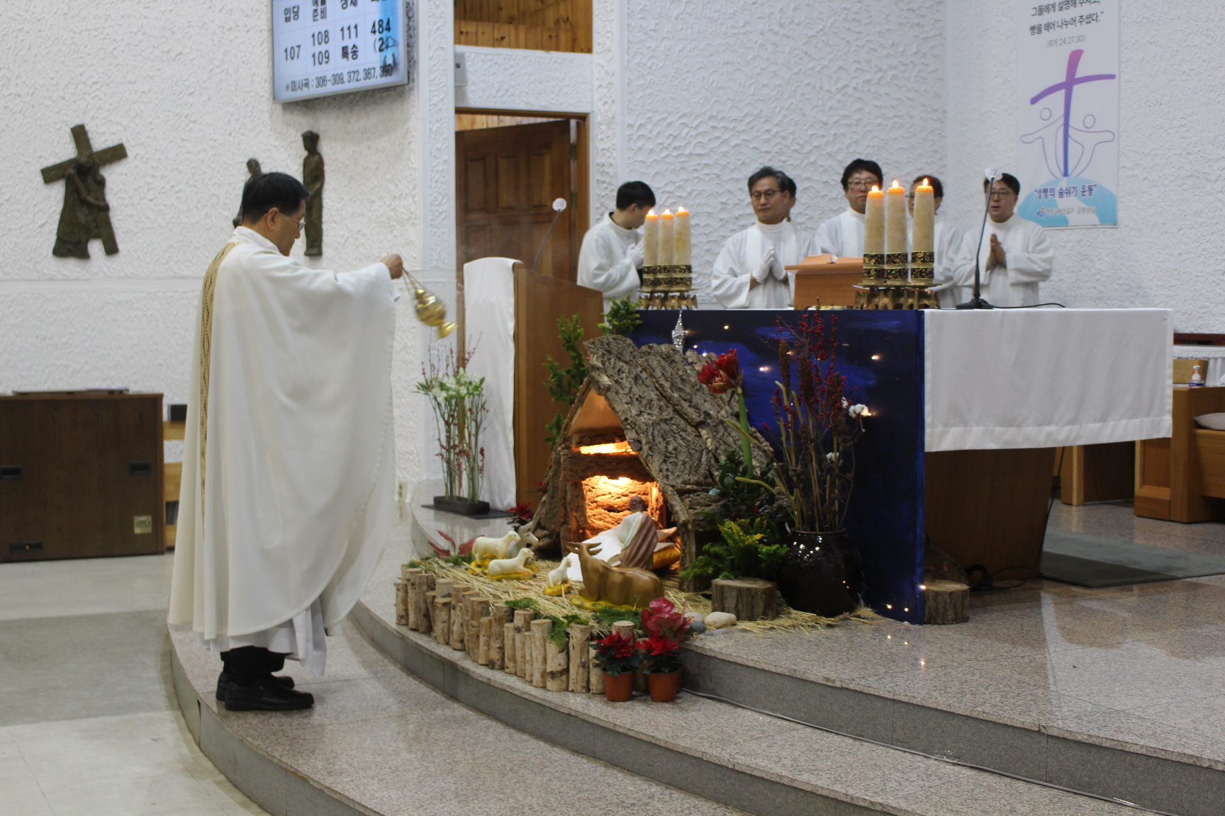 251225 성탄대축일 낮미사_입당 (14).JPG