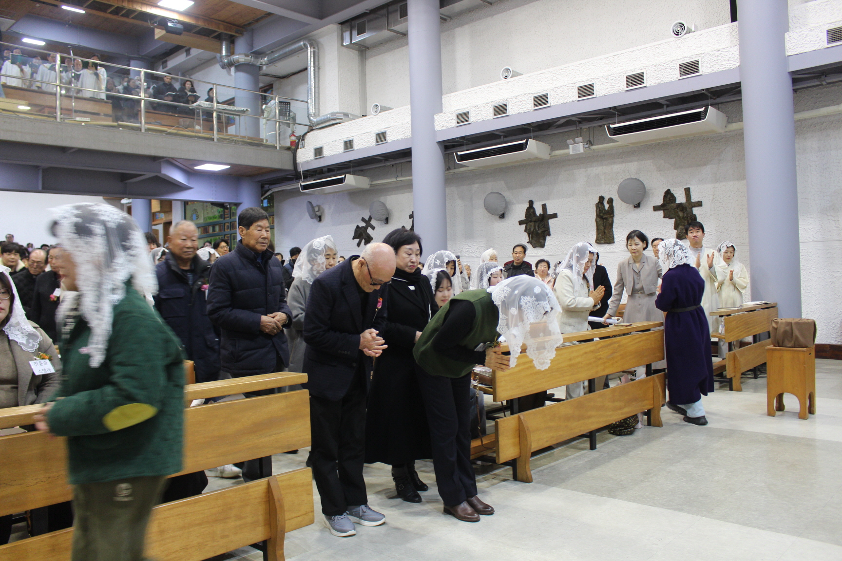 251225 성탄대축일 낮미사_입당 (11).JPG