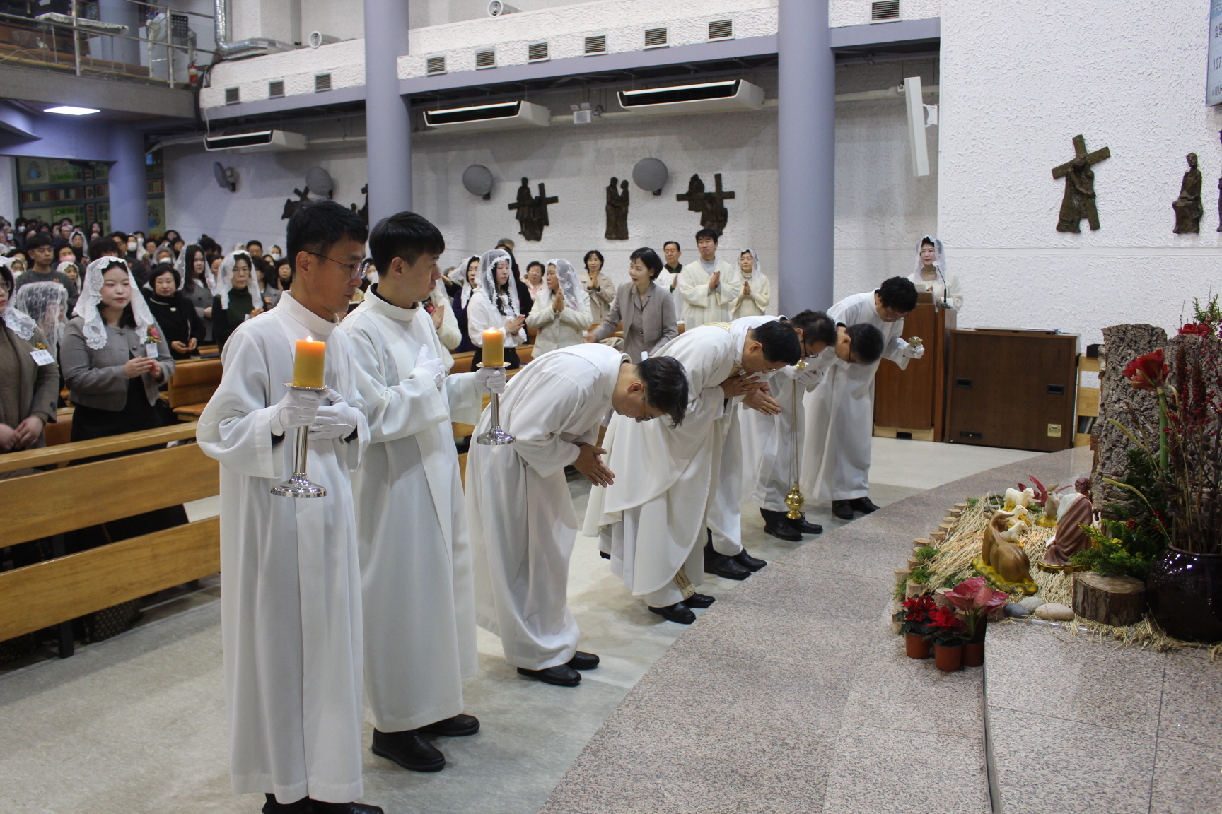 251225 성탄대축일 낮미사_입당 (12).JPG