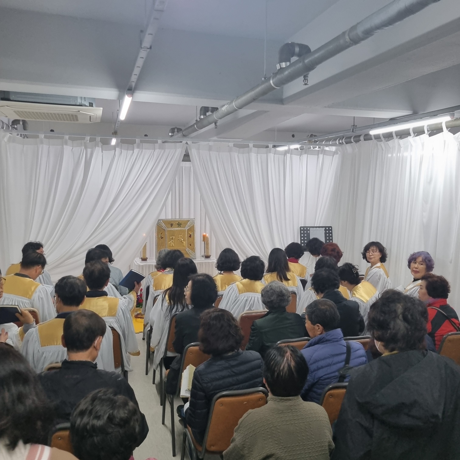 250417 주님만찬미사_성체조배 (4).jpg