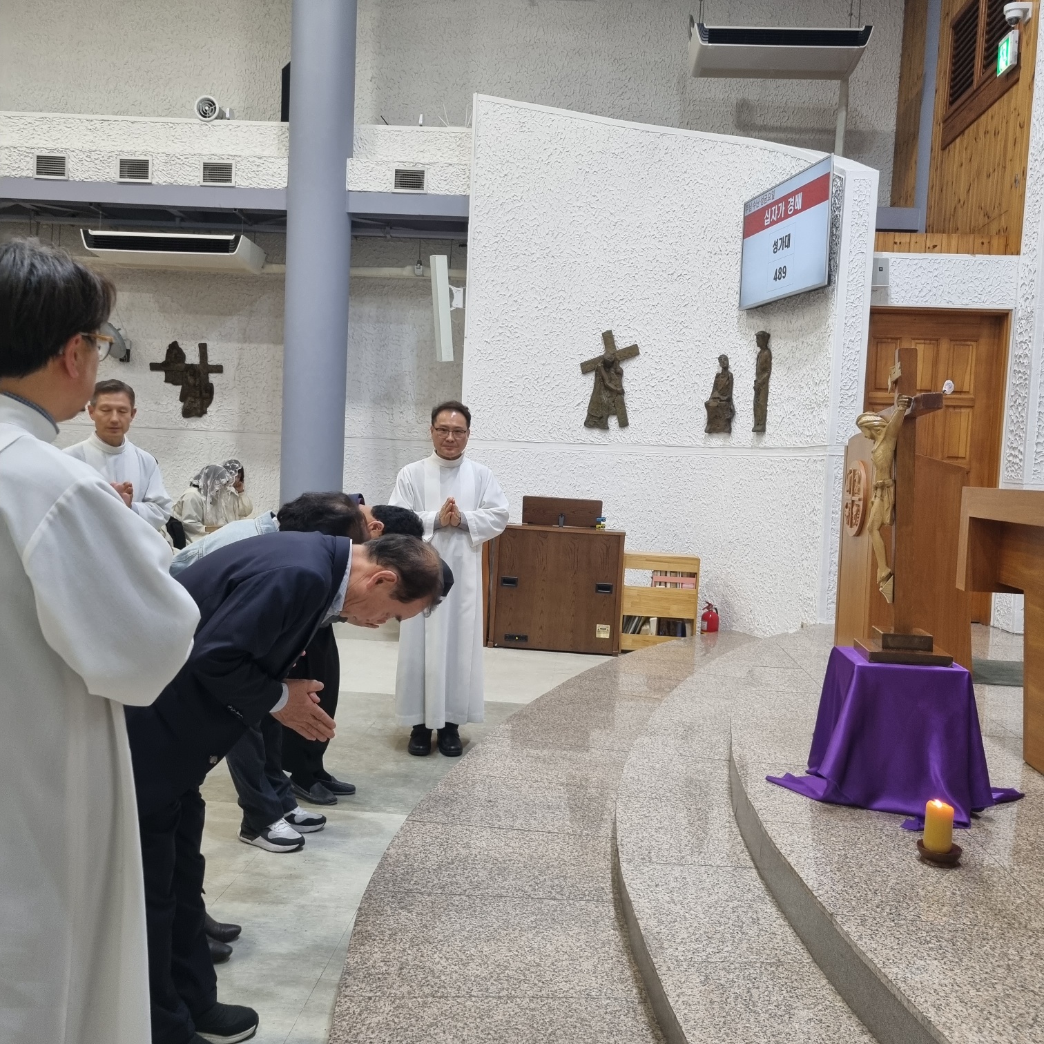 250418 성금요일_3십자가경배 (13).jpg