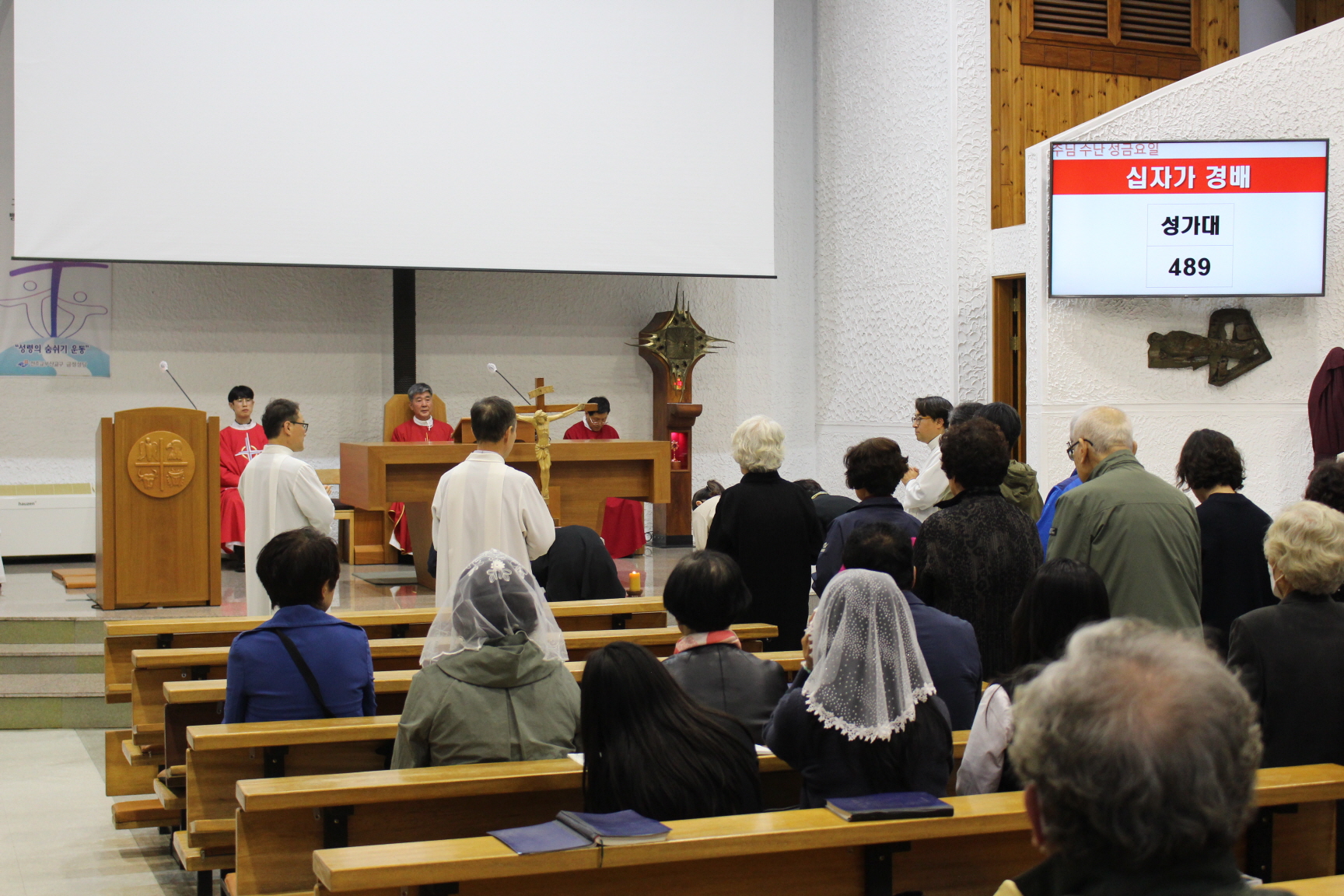 250418 성금요일_3십자가경배 (17).JPG