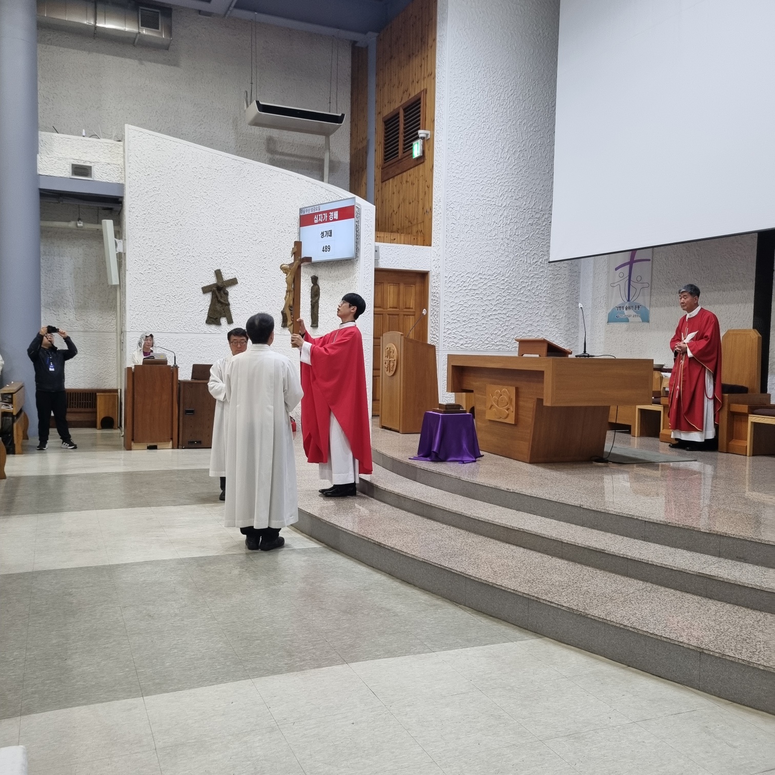 250418 성금요일_3십자가경배 (12).jpg